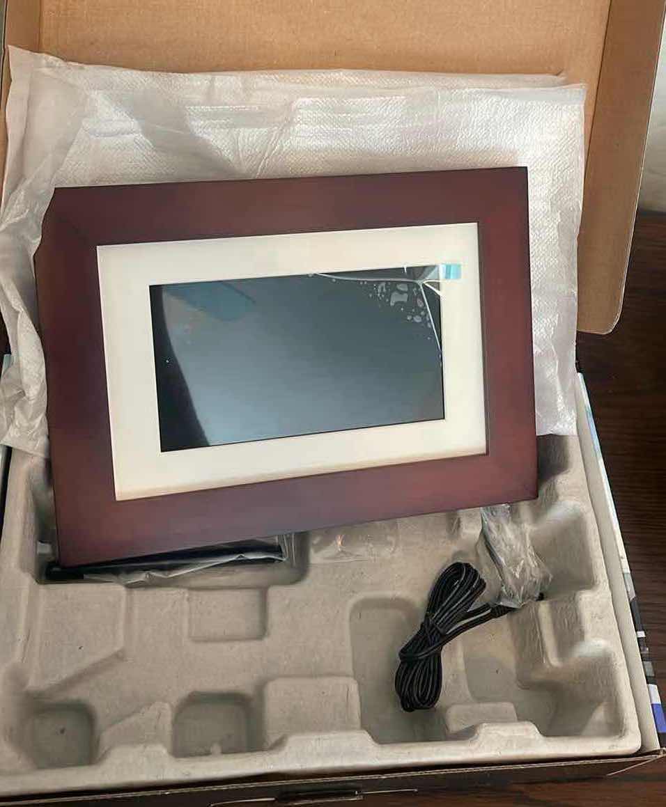 Photo 3 of SHOMI 7” DIGITAL PICTURE FRAME NEW IN BOX