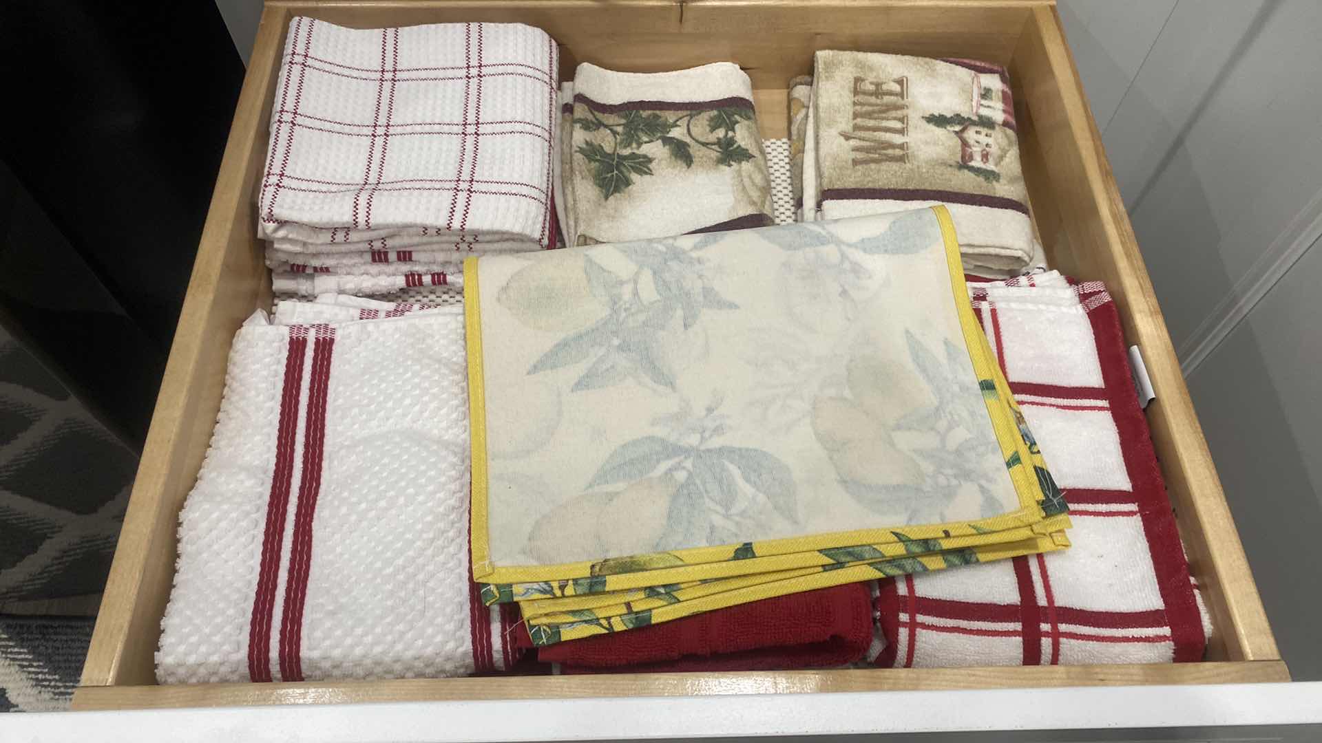 Photo 3 of CONTENTS KITCHEN 2 DRAWERS - DISH TOWELS POT HOLDERS PLACEMATS