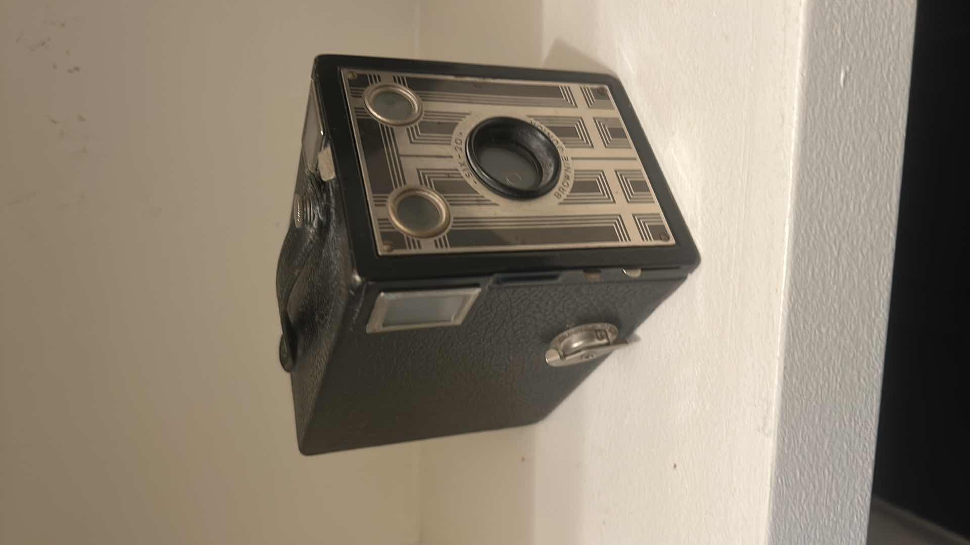 Photo 1 of VINTAGE KODAK 6 20 BROWNIE JR & VINTAGE SONY WEATHER, TV, FM, AM ,