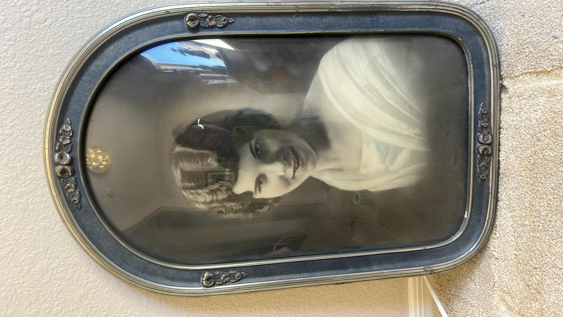 Photo 1 of VINTAGE CHICAGO WOOD FRAMED BUBBLE GLASS PORTRAIT WITH RAISED FLOWERS