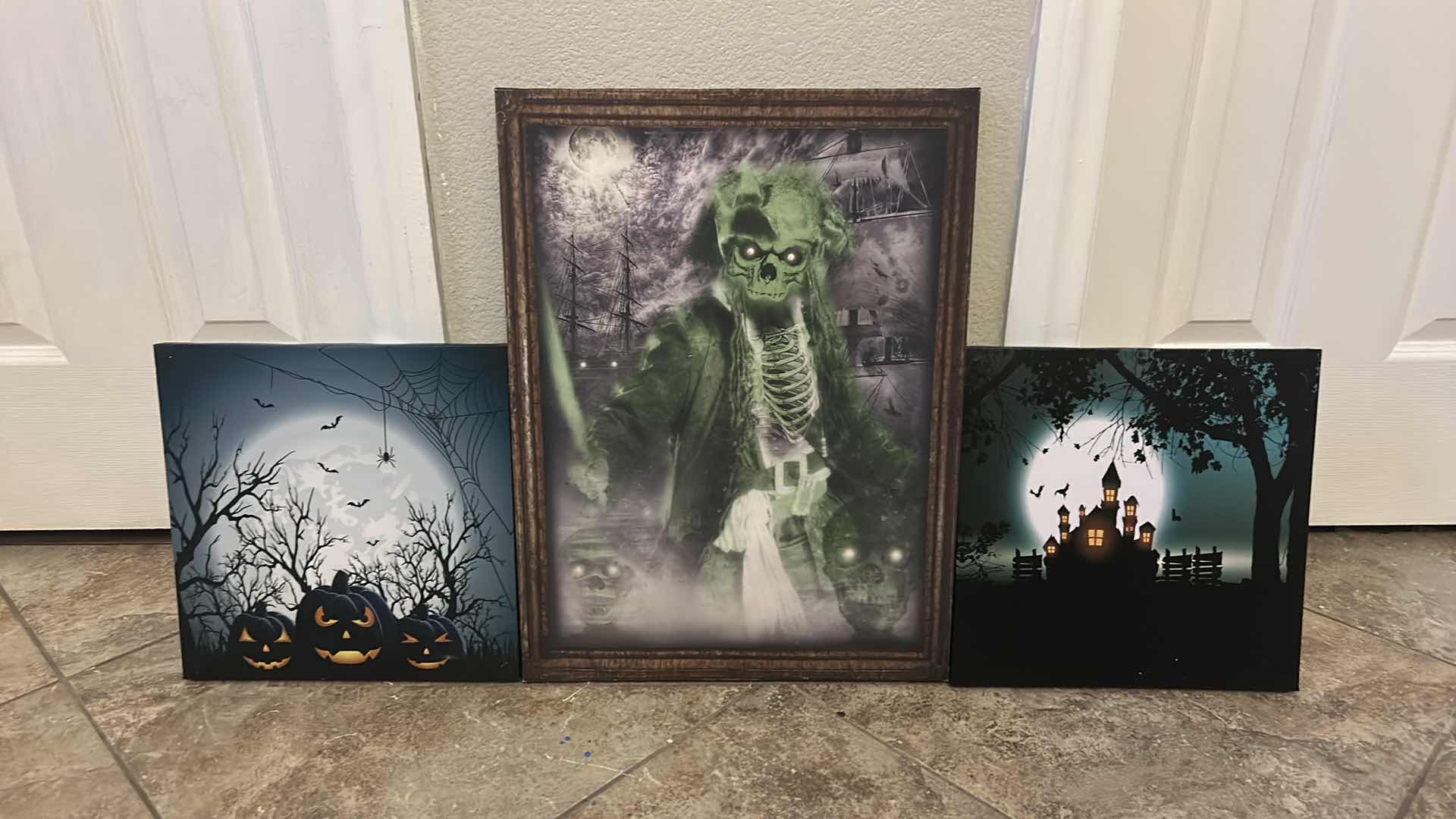 Photo 1 of 3 - BATTERY OPERATED LIGHT UP HALLOWEEN ARTWORK (LARGEST 15” x H20”