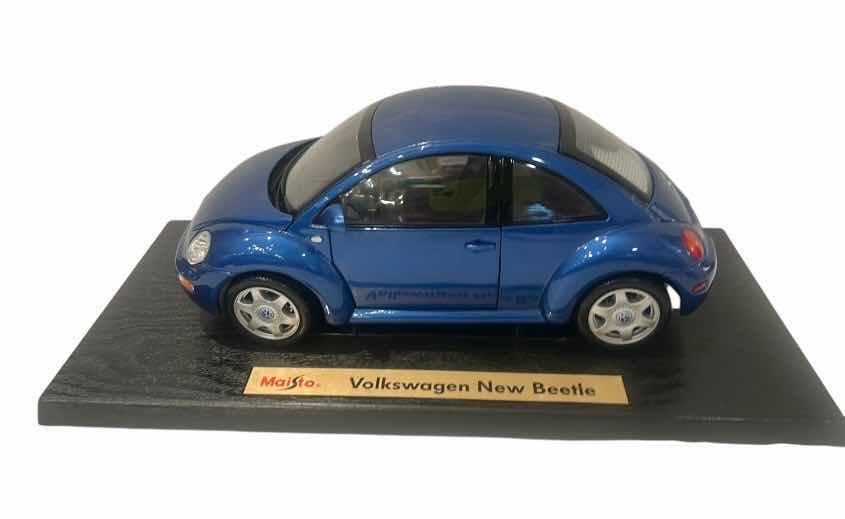 Photo 1 of MAISTO SPECIAL EDITION 1:18 SCALE DIECAST MODEL OF A VOLKSWAGEN NEW BEETLE 9” x 4”