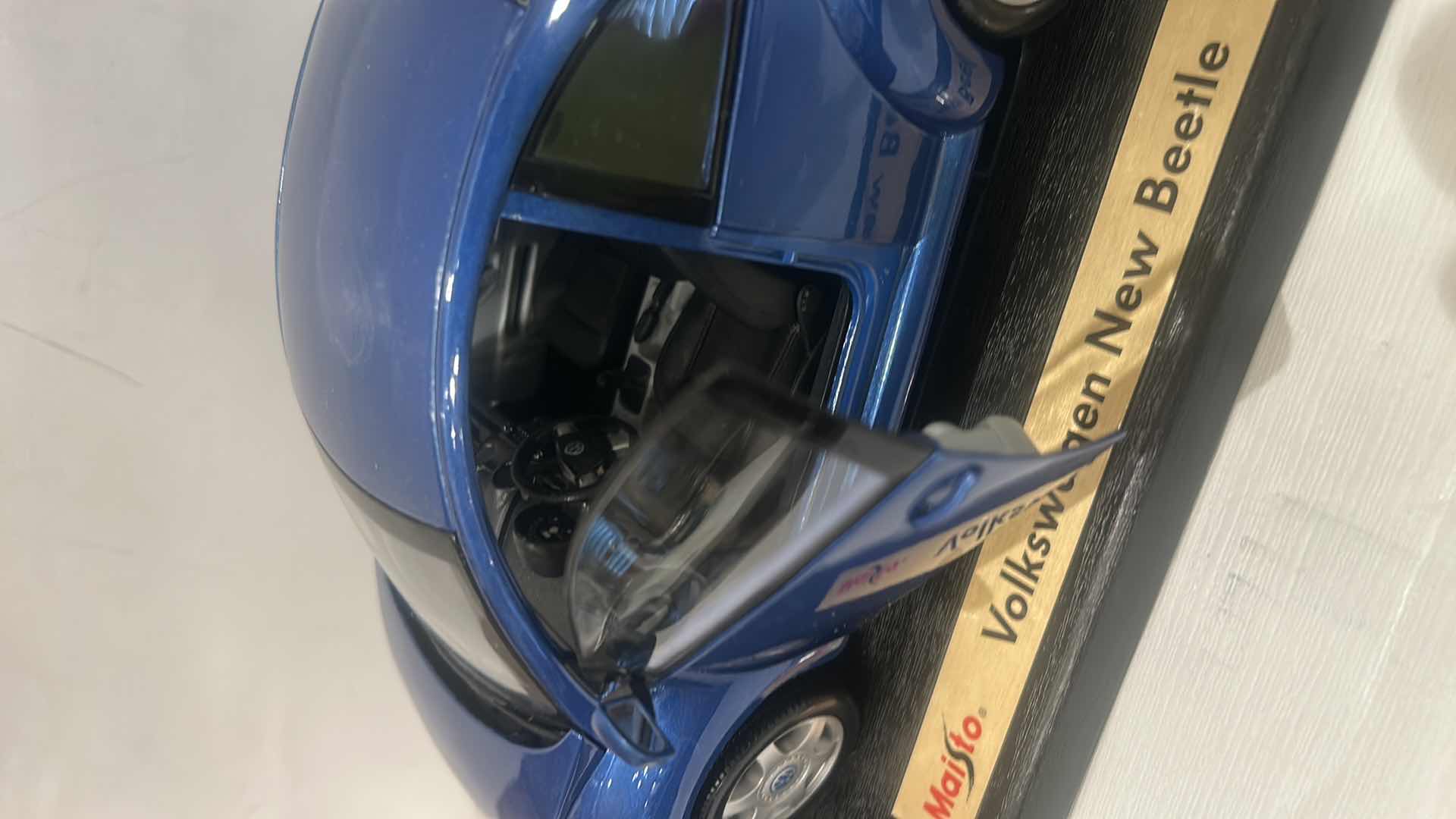Photo 1 of MAISTO SPECIAL EDITION 1:18 SCALE DIECAST MODEL OF A VOLKSWAGEN NEW BEETLE 9” x 4”