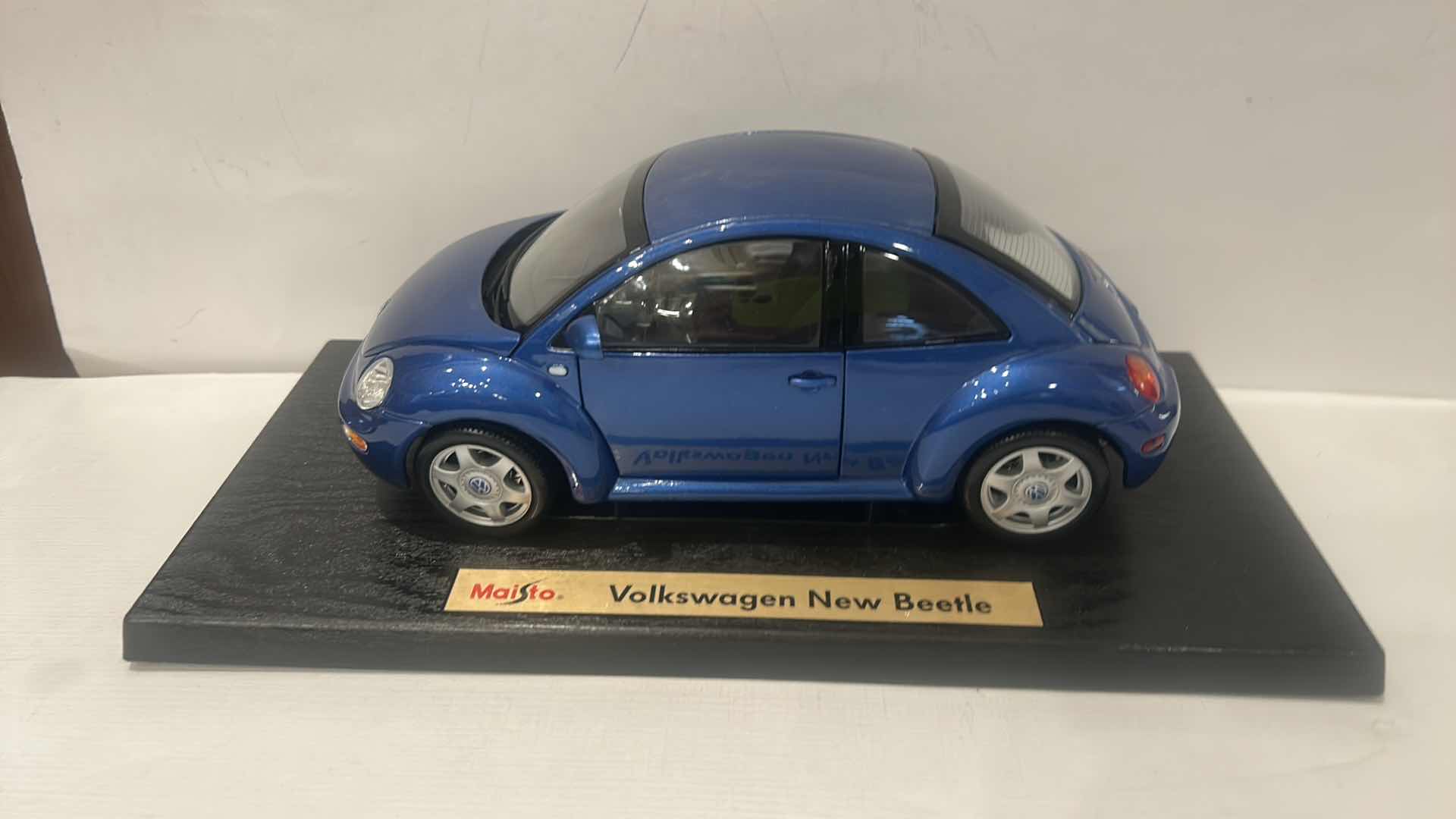 Photo 1 of MAISTO SPECIAL EDITION 1:18 SCALE DIECAST MODEL OF A VOLKSWAGEN NEW BEETLE 9” x 4”
