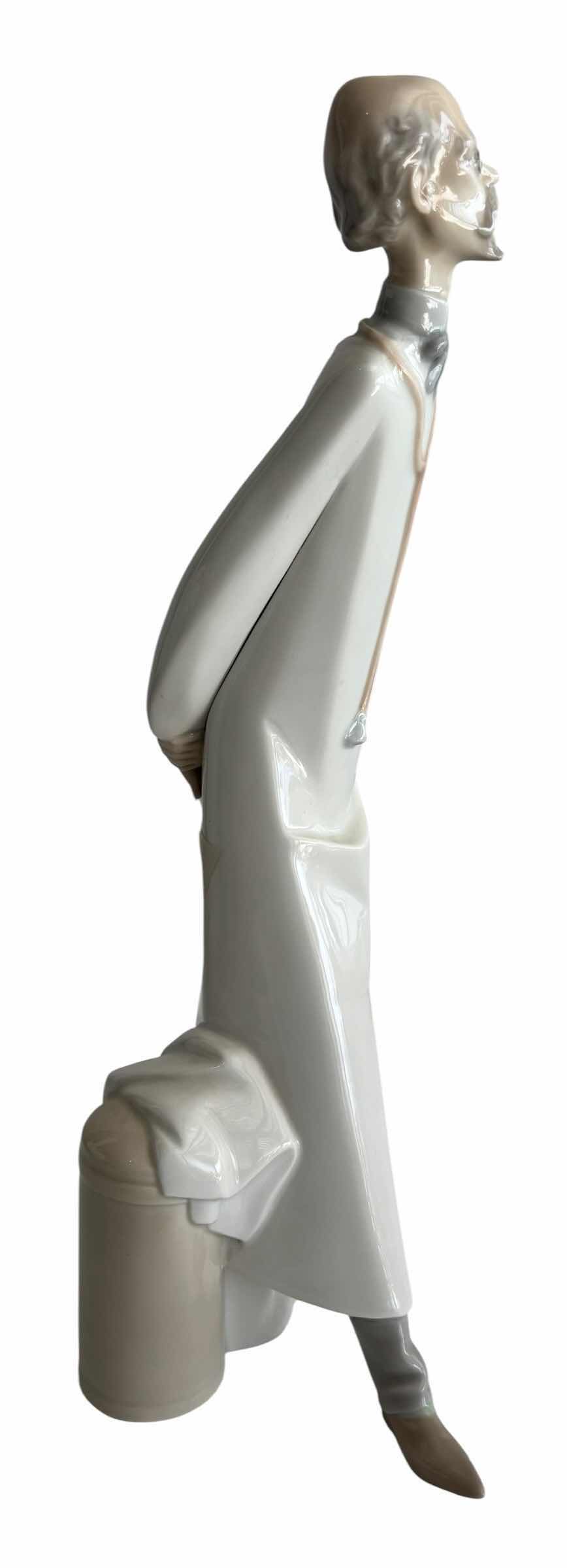 Photo 1 of LLADRO “THE DOCTOR” PORCELAIN FIGURINE (SEE NOTES)