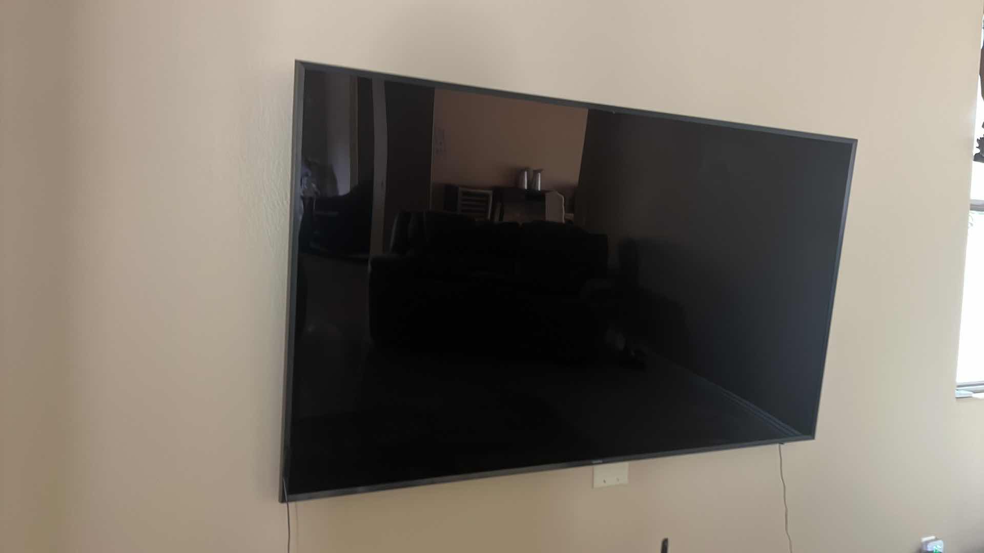 Photo 1 of 75" SAMSUNG UHD 4K TV W REMOTE INCLUDES WALL MOUNT