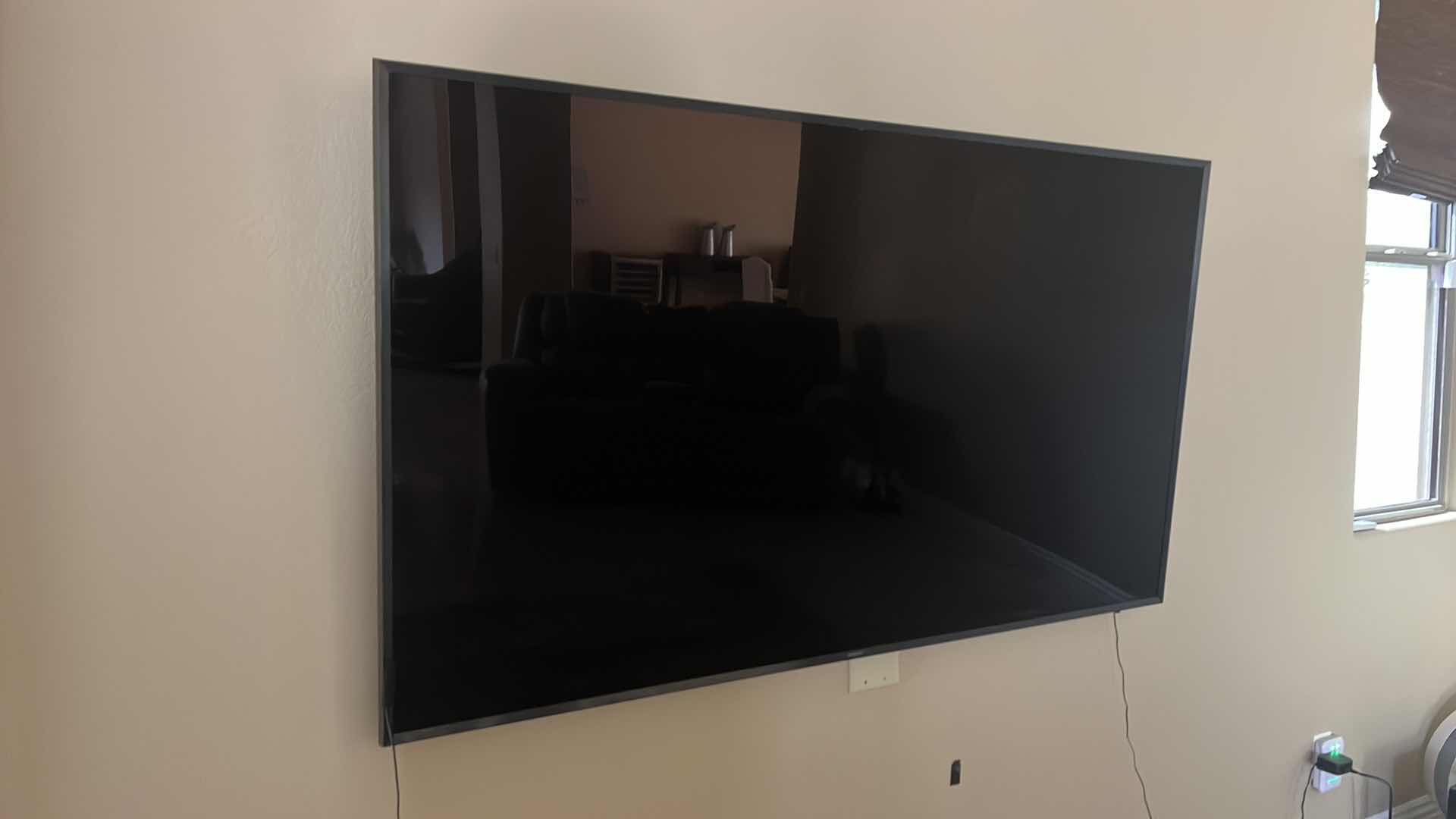 Photo 2 of 75" SAMSUNG UHD 4K TV W REMOTE INCLUDES WALL MOUNT