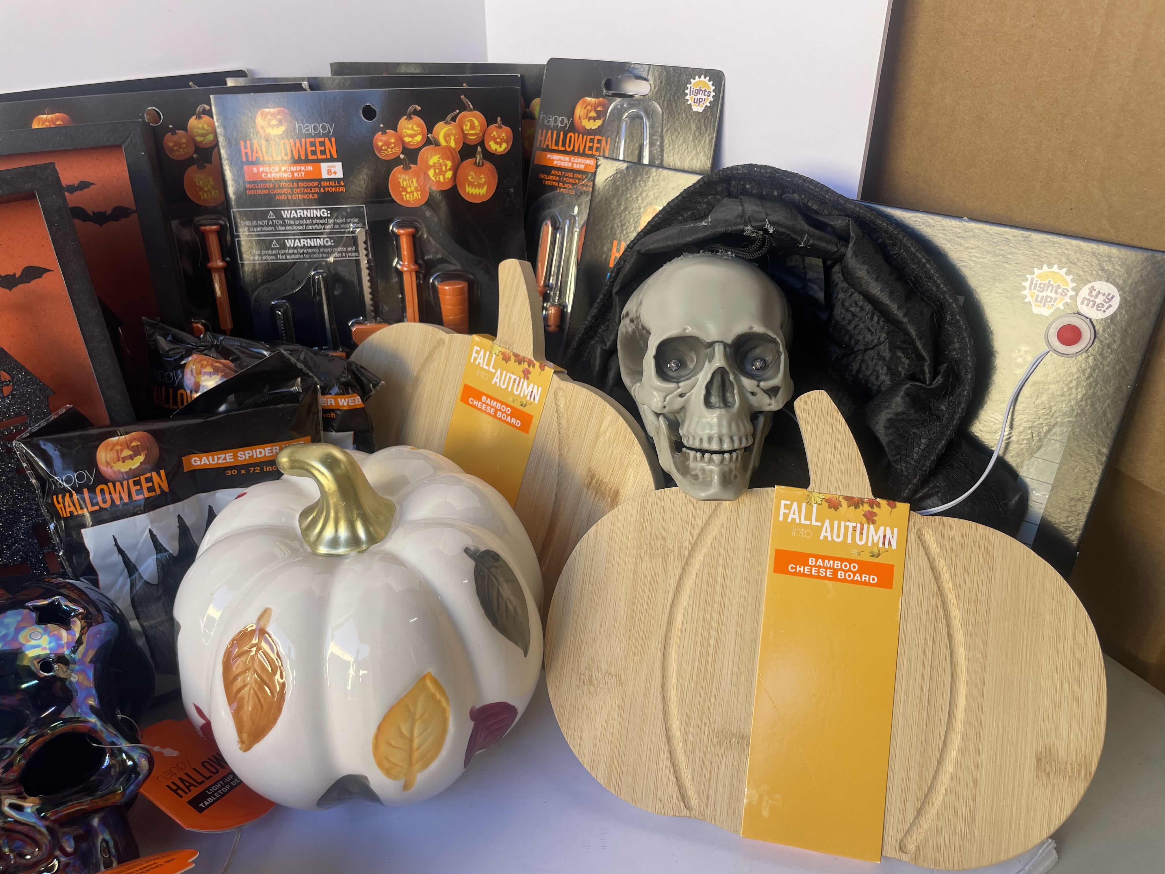 Photo 3 of HALLOWEEN HOME DECOR ITEMS ASSORTED LARGE LOT 