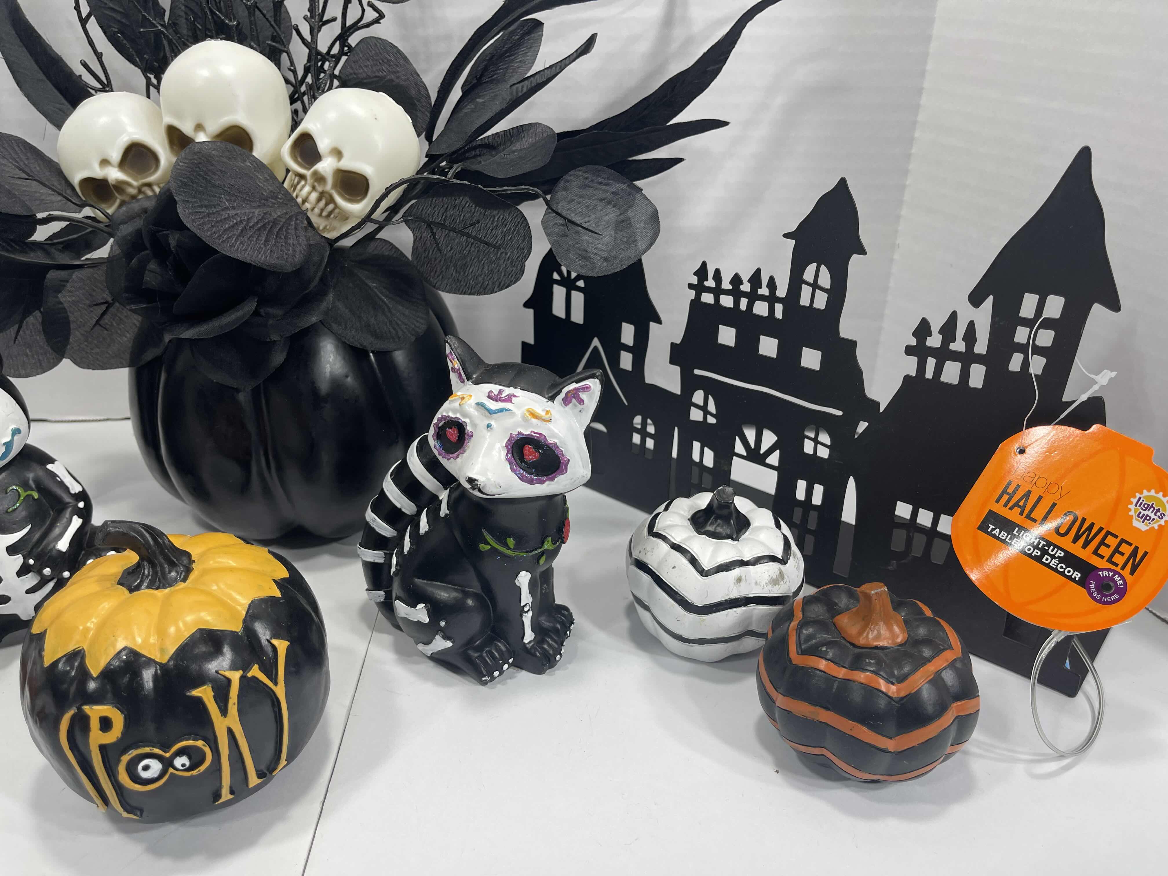 Photo 4 of HALLOWEEN HOME DECOR TABLE TOP ASSORTMENT (10 ITEMS)