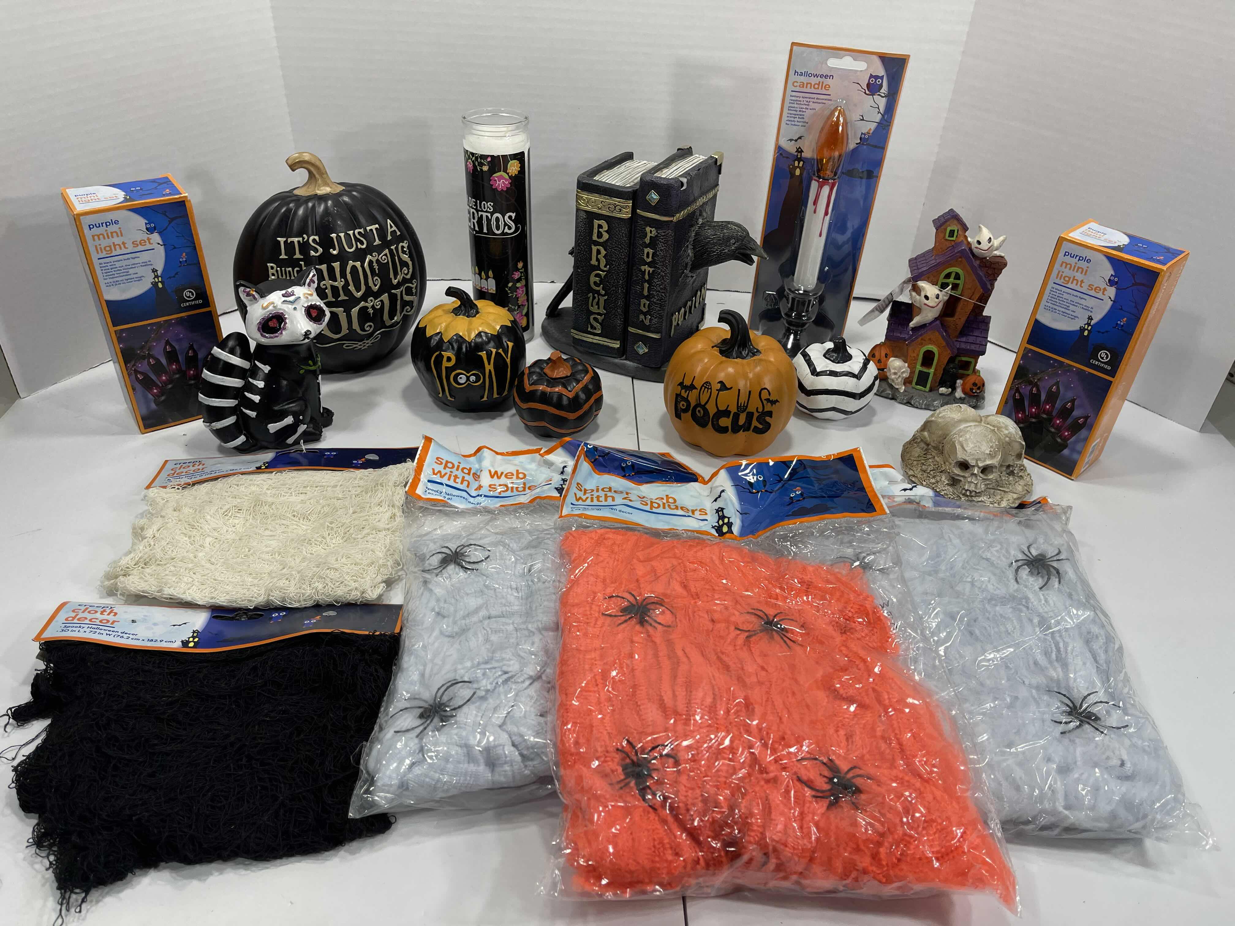 Photo 1 of HOME HALLOWEEN ROOM/TABLE TOP DECORATIONS LOT (18 ITEMS) MSRP $100