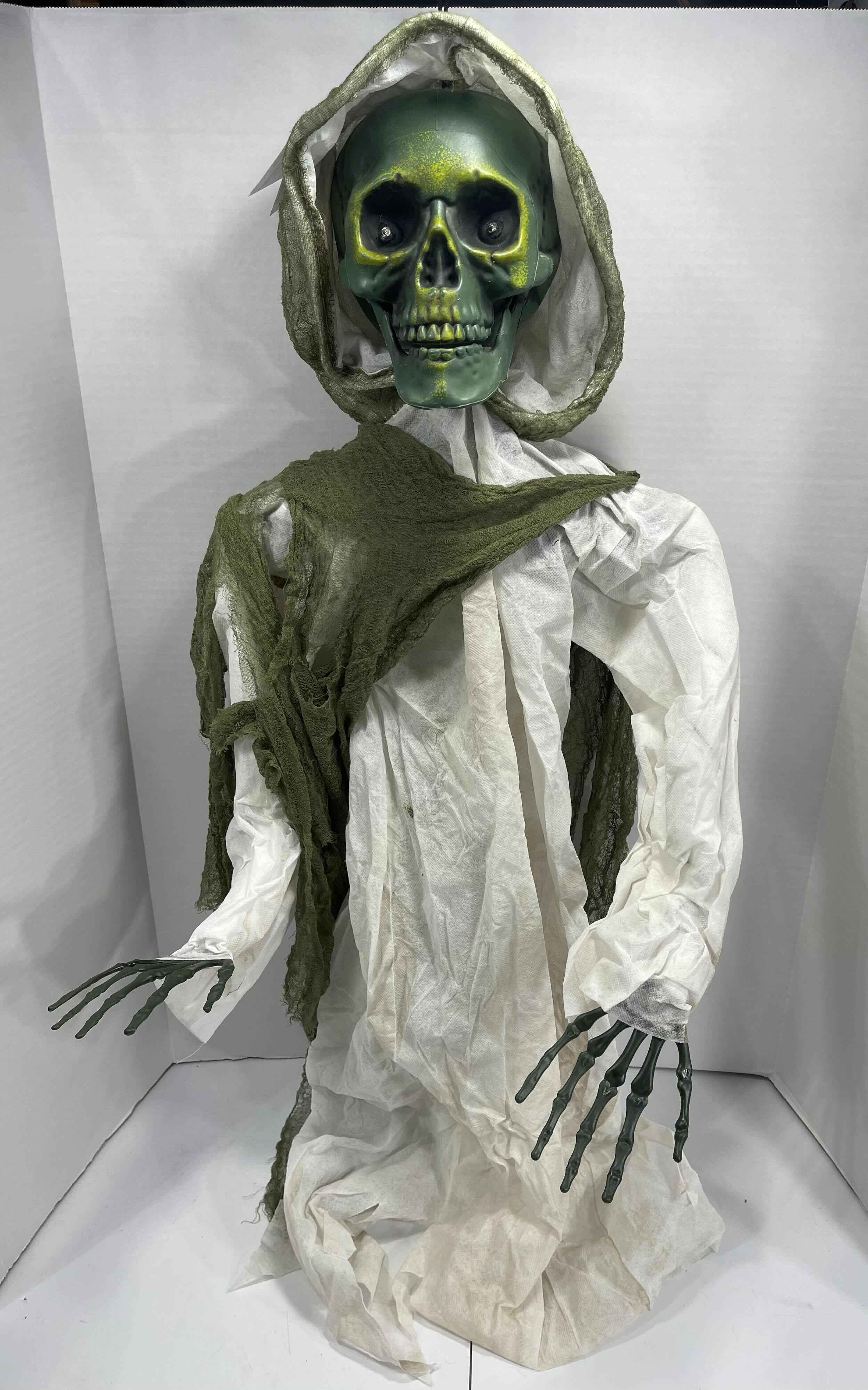 Photo 1 of LIGHT-UP HANGING GHOUL H40” LED ILLUMINATED EYES AND HALLOWEEN SOUND EFFECTS MSRP $50