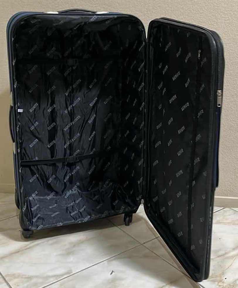 Photo 5 of ROLITE NAVY BLUE ROLLING LUGGAGE CHECK BAG