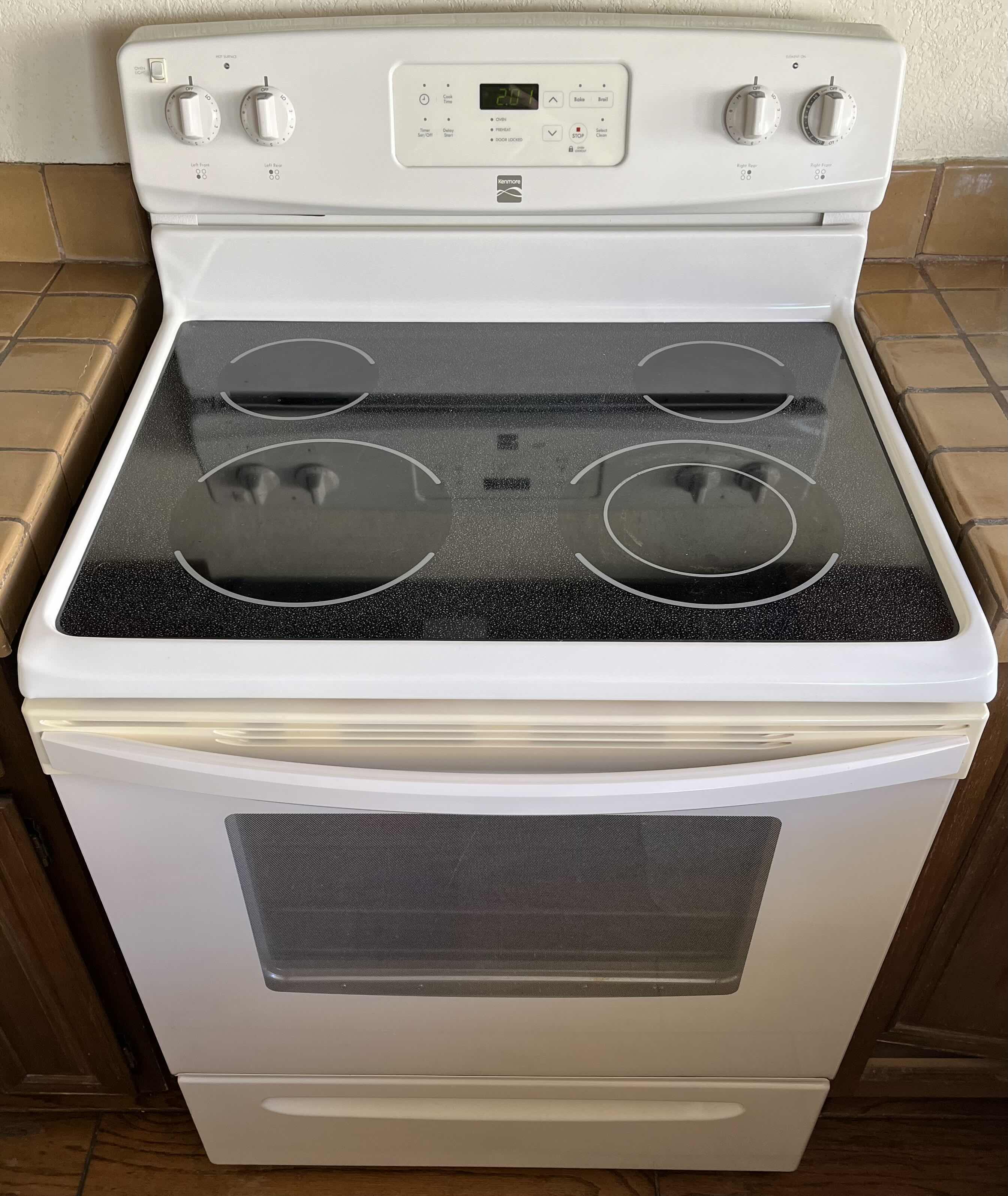 Photo 2 of KENMORE WHITE FINISH 240V 4 BURNER ELECTRIC STOVE RANGE MODEL 790.92204014 (READ NOTES)