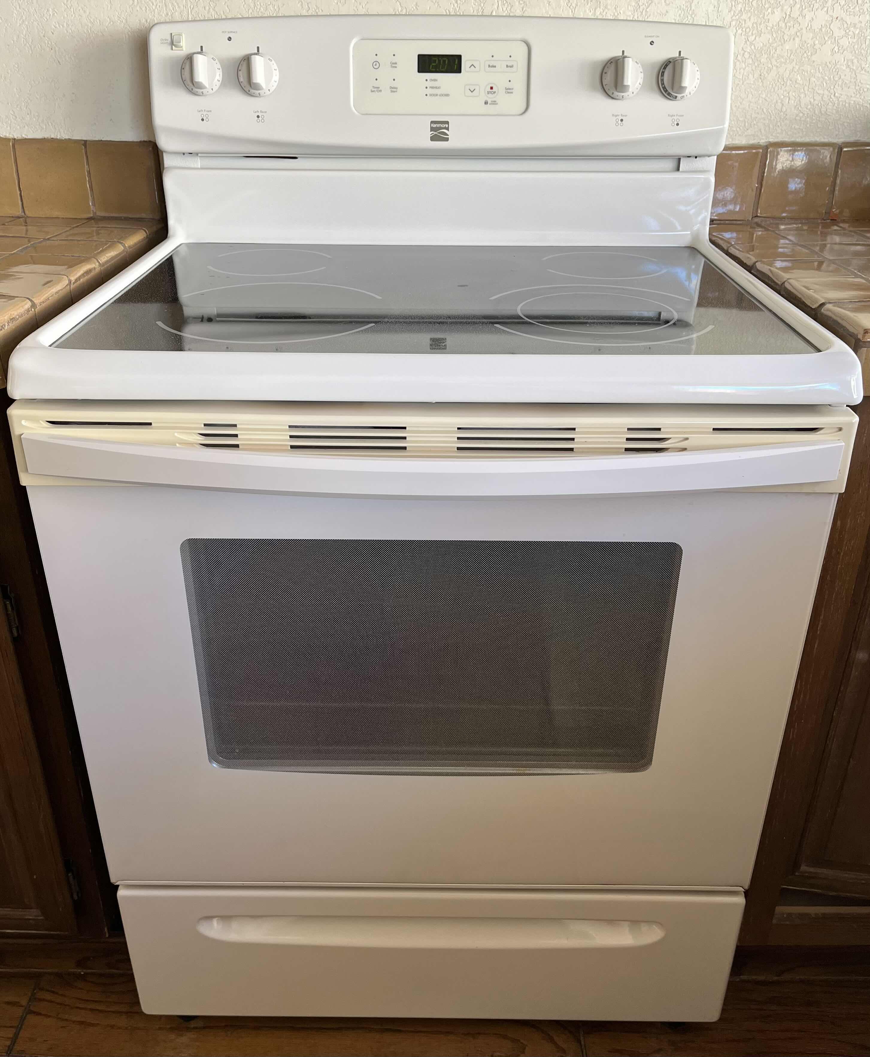 Photo 1 of KENMORE WHITE FINISH 240V 4 BURNER ELECTRIC STOVE RANGE MODEL 790.92204014 (READ NOTES)