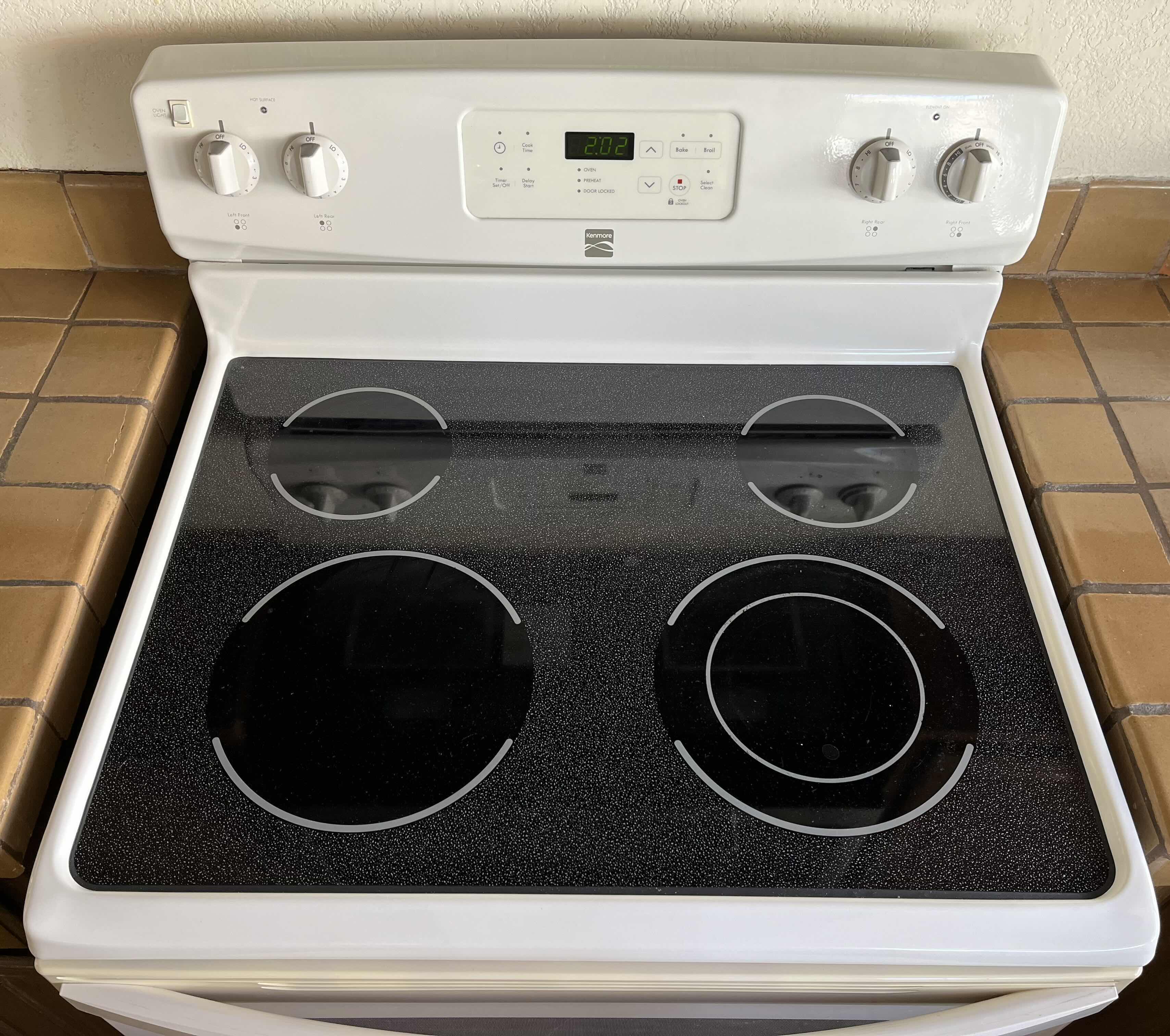 Photo 3 of KENMORE WHITE FINISH 240V 4 BURNER ELECTRIC STOVE RANGE MODEL 790.92204014 (READ NOTES)