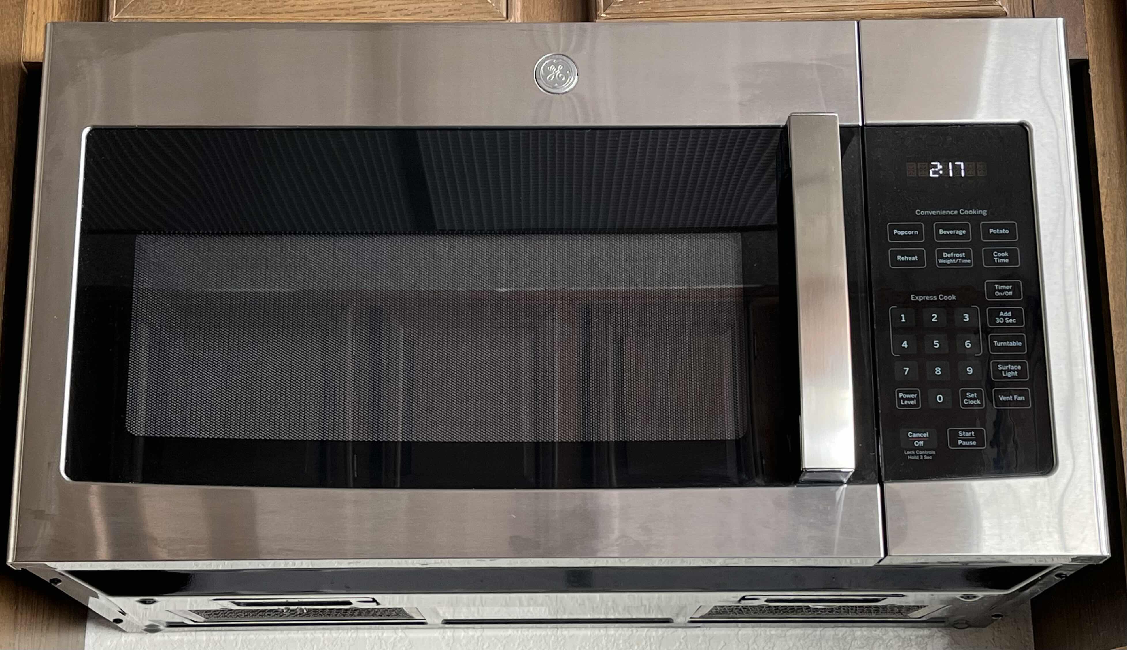 Photo 1 of GE STAINLESS STEEL & BLACK 1.6CUFT OVER-THE-RANGE TOP MOUNT MICROWAVE OVEN MODEL JVM3160RF6SS (READ NOTES)