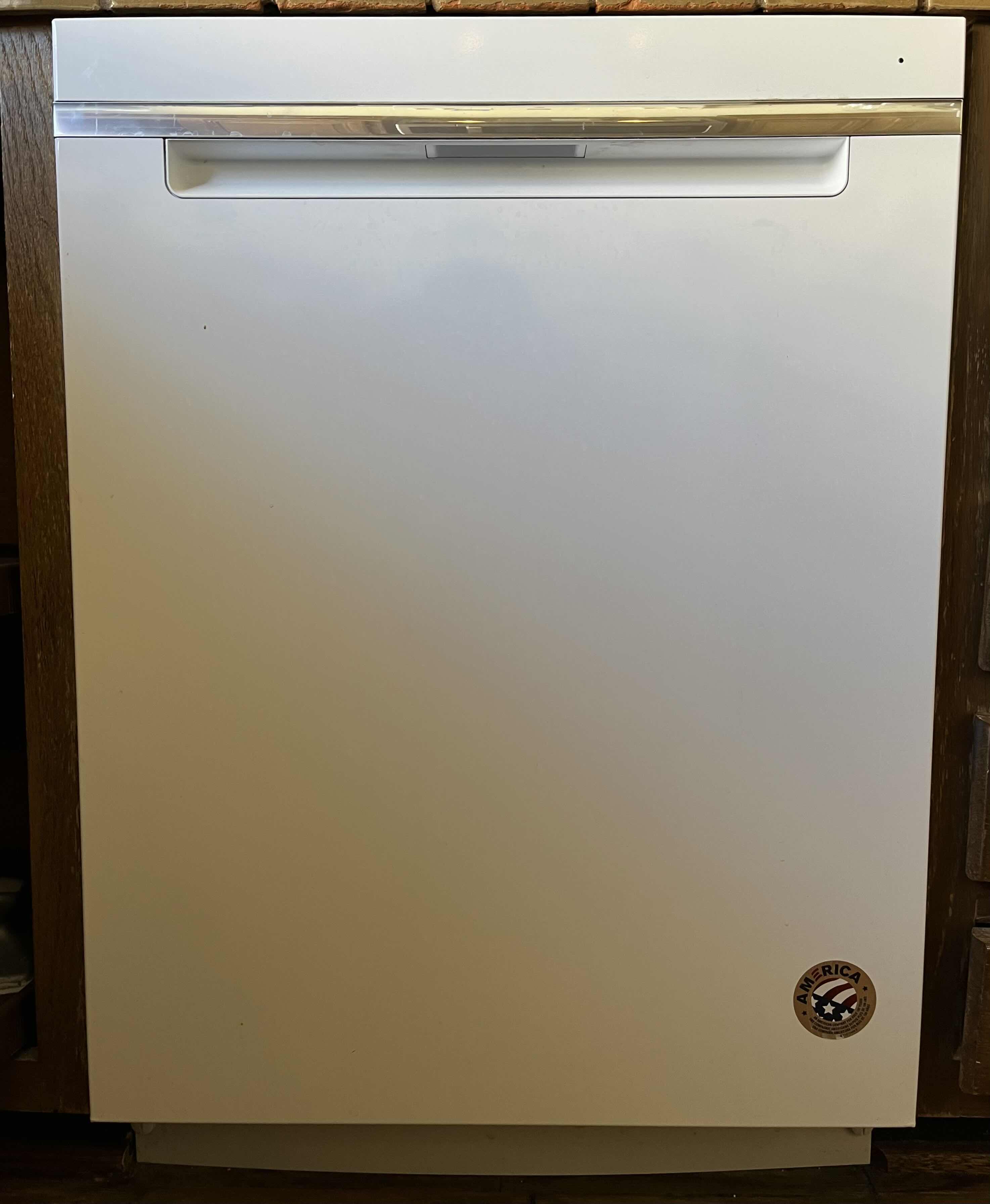 Photo 1 of WHIRLPOOL WHITE FINISH DISHWASHER MODEL WDTA50SAHWO TYPE 582-1 (READ NOTES)