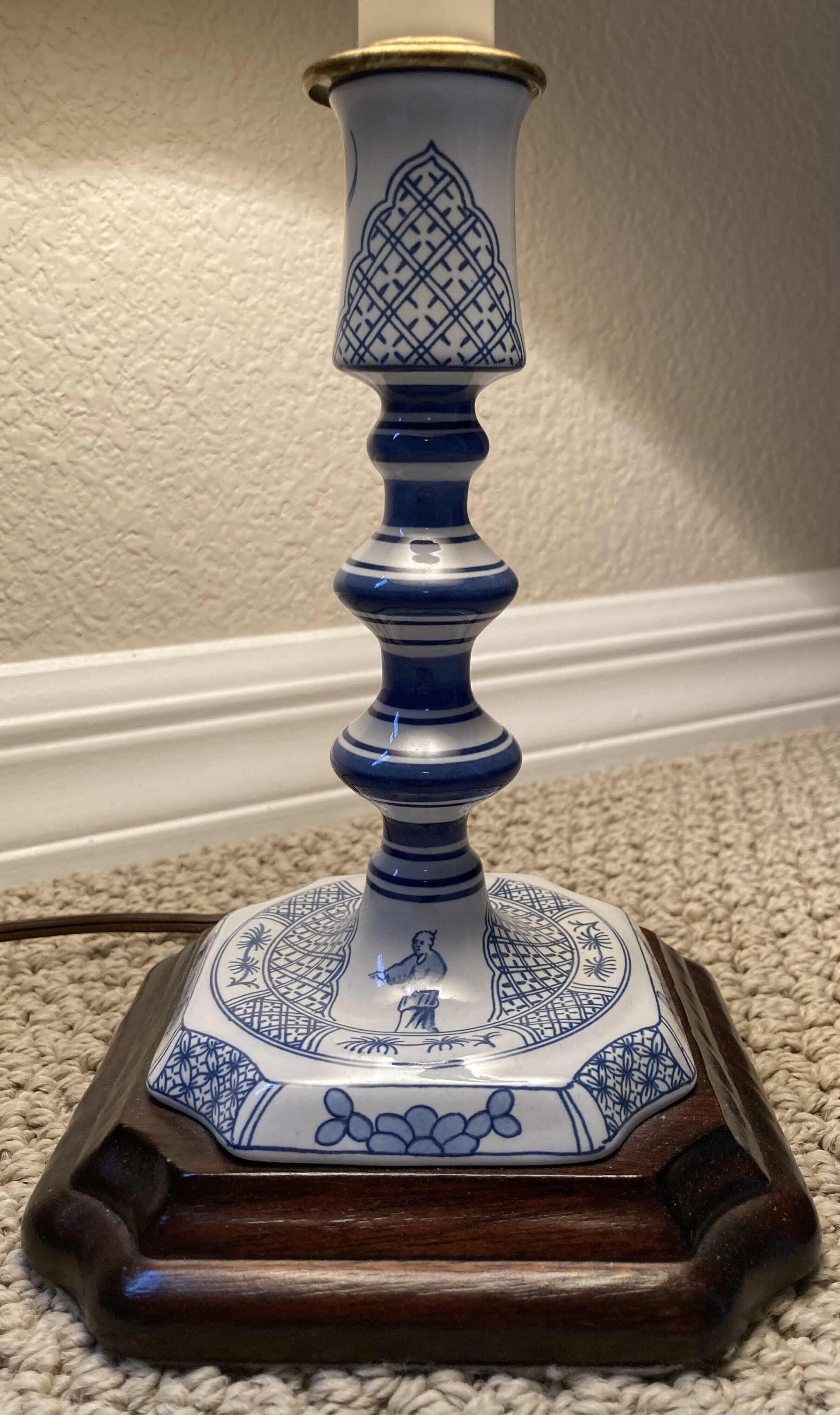 Photo 4 of VINTAGE CHINESE BLUE & WHITE PORCELAIN CANDLESTICK TABLE LAMP W WOOD FINISH BASE 9” X 9” H18”