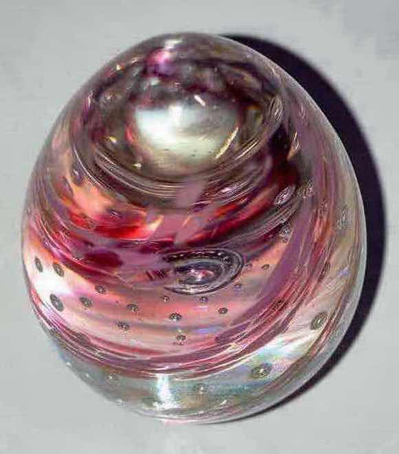 Photo 2 of GES GLASS EYE STUDIO PINK DESIGN EGG PAPERWEIGHT H3”