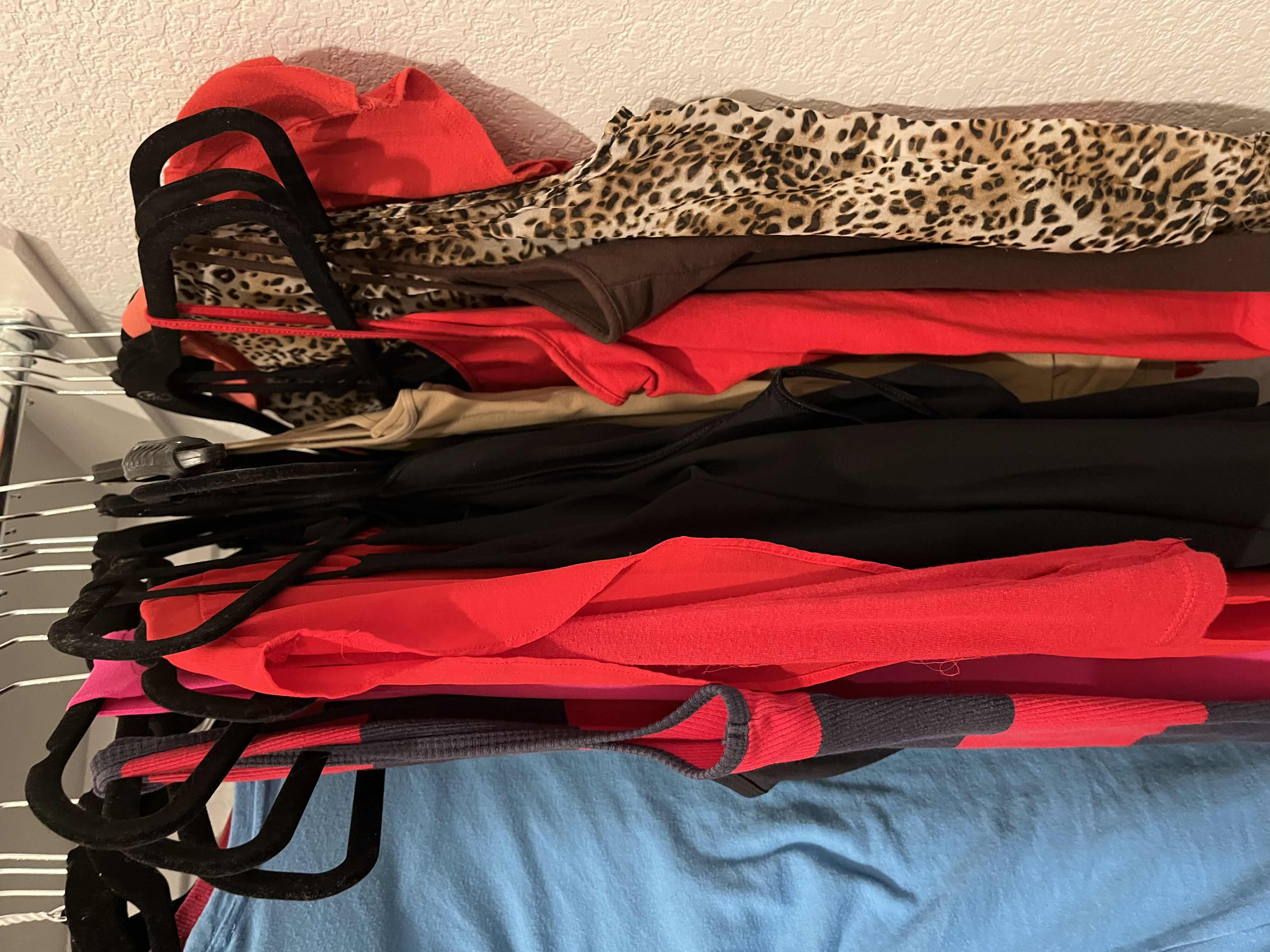 Photo 1 of VINTAGE CLOTHING WOMENS SIZE M-XL (APPROX 50)