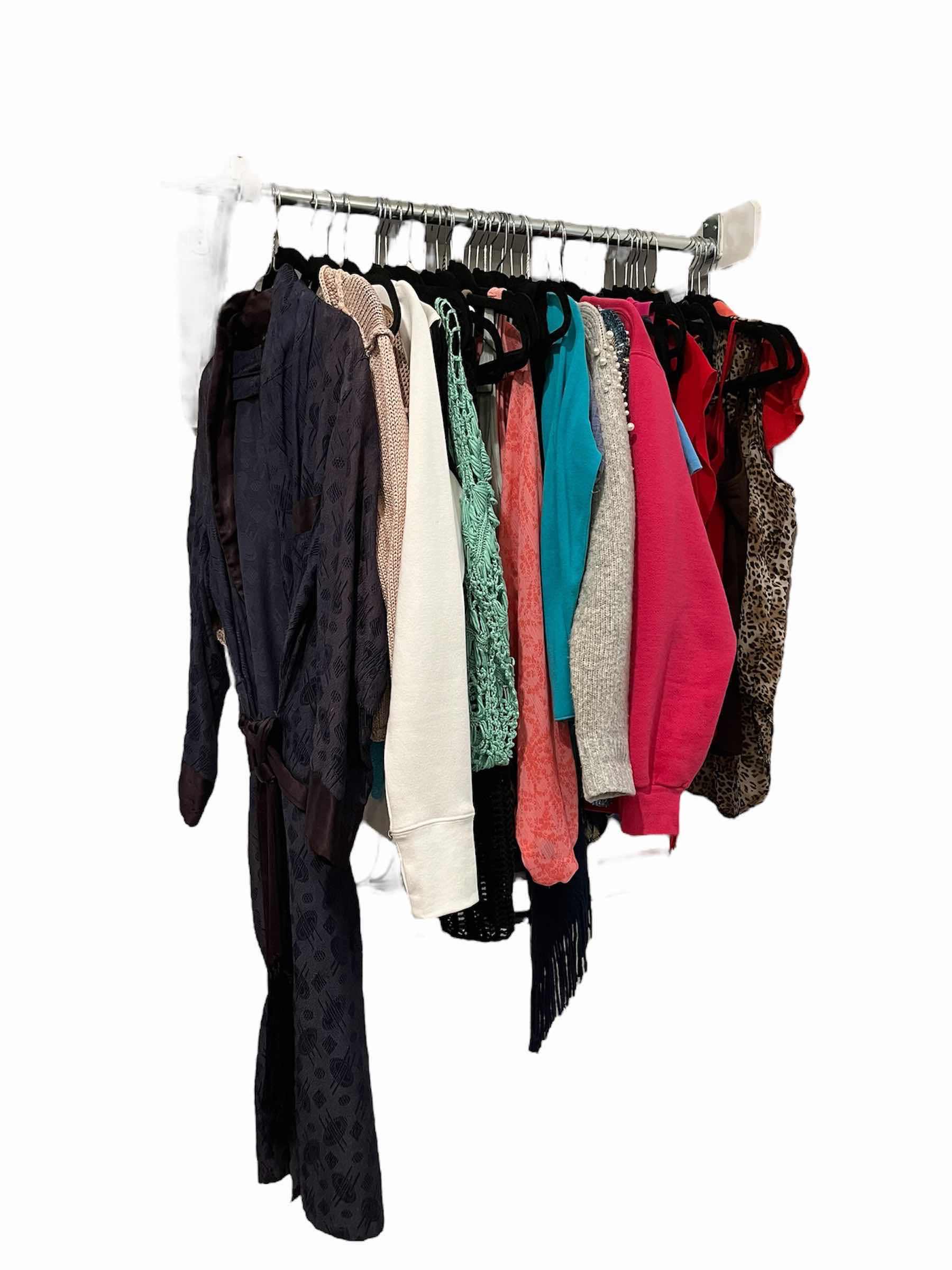 Photo 1 of VINTAGE CLOTHING WOMENS SIZE M-XL (APPROX 50)