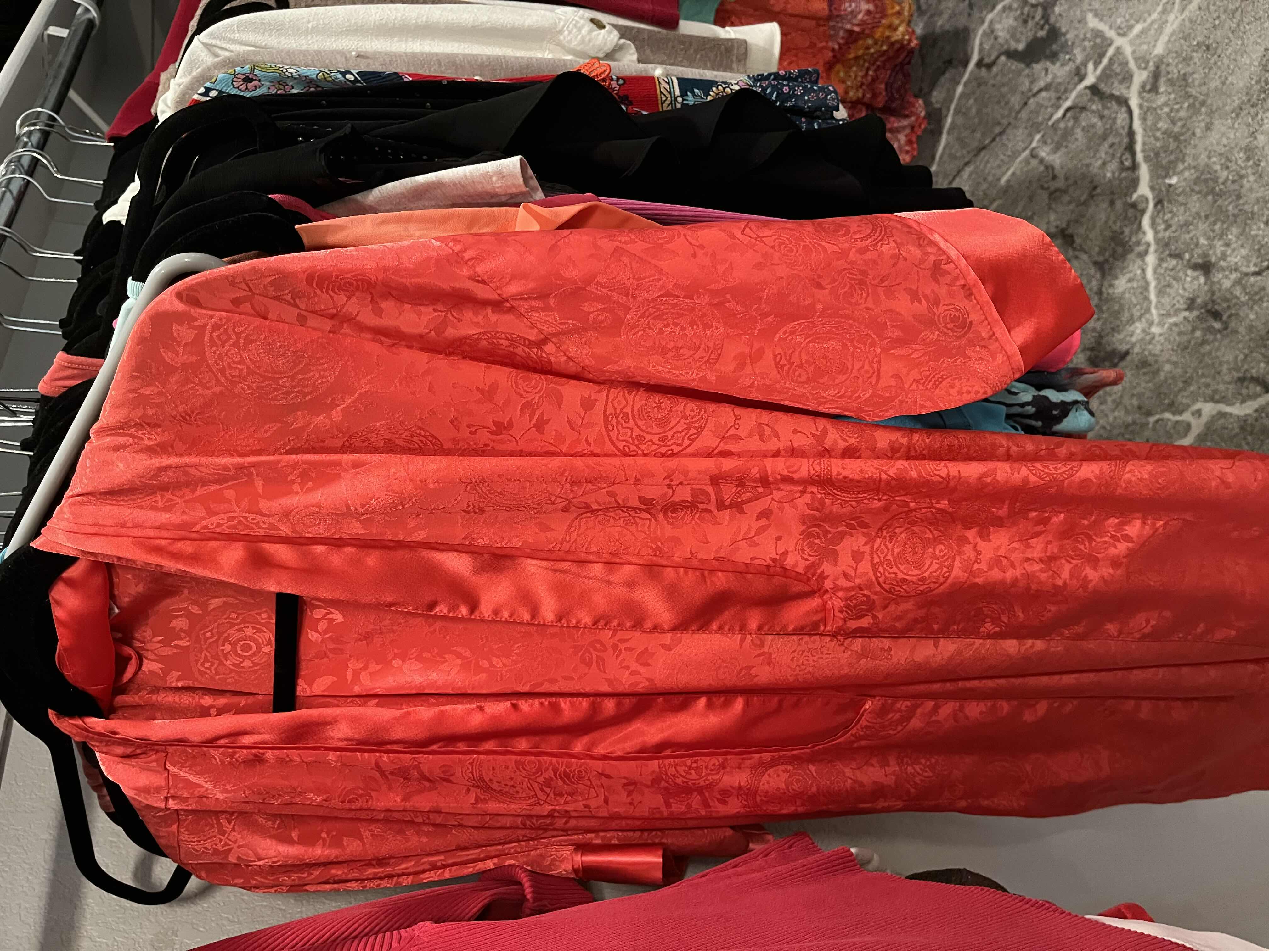 Photo 1 of VINTAGE CLOTHING WOMENS SIZE M-XL (APPROX 50)