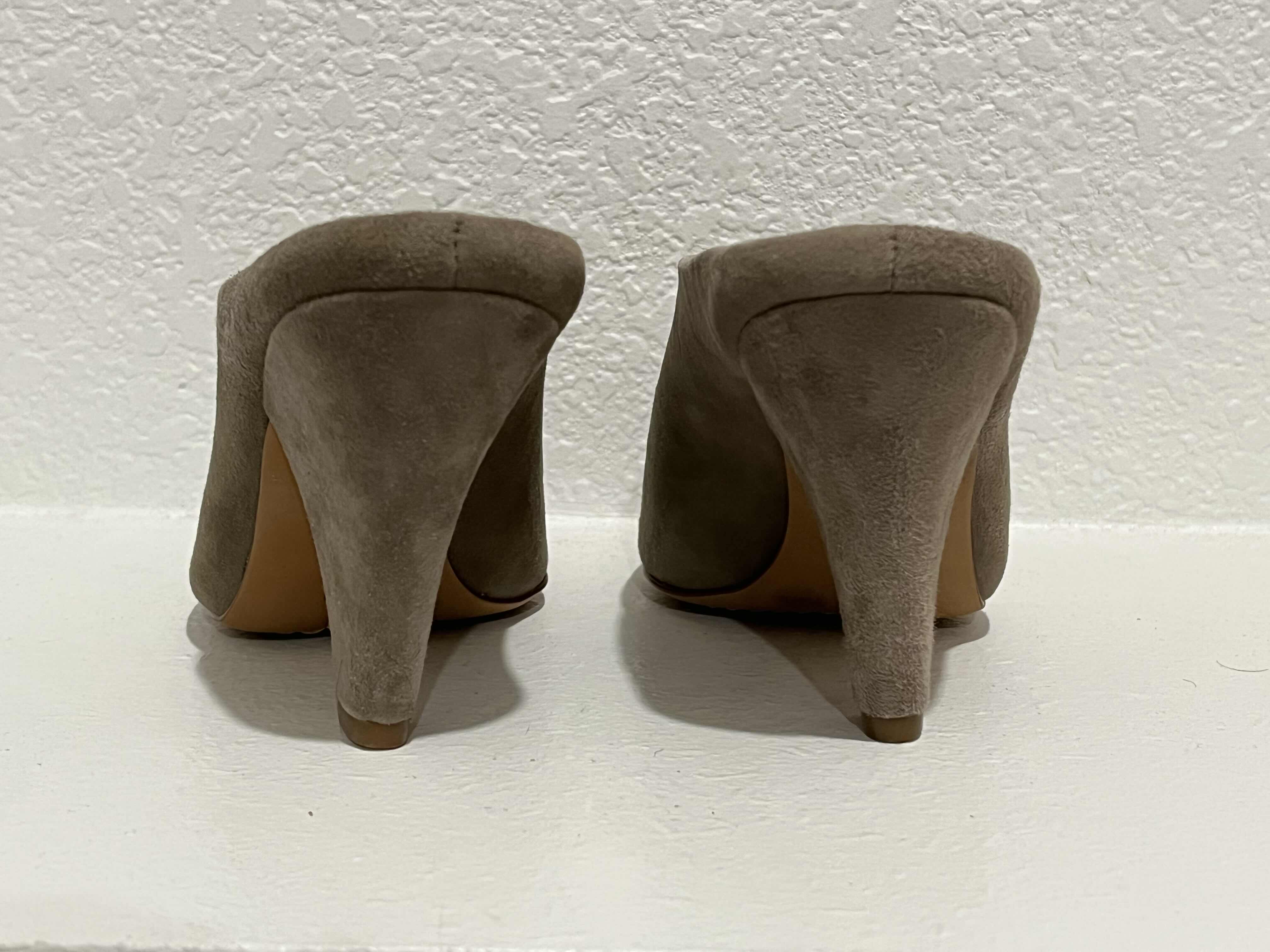 Photo 1 of VINCE CAMUTO SUEDE LOW TOP HEELS WOMENS SIZE 5.5