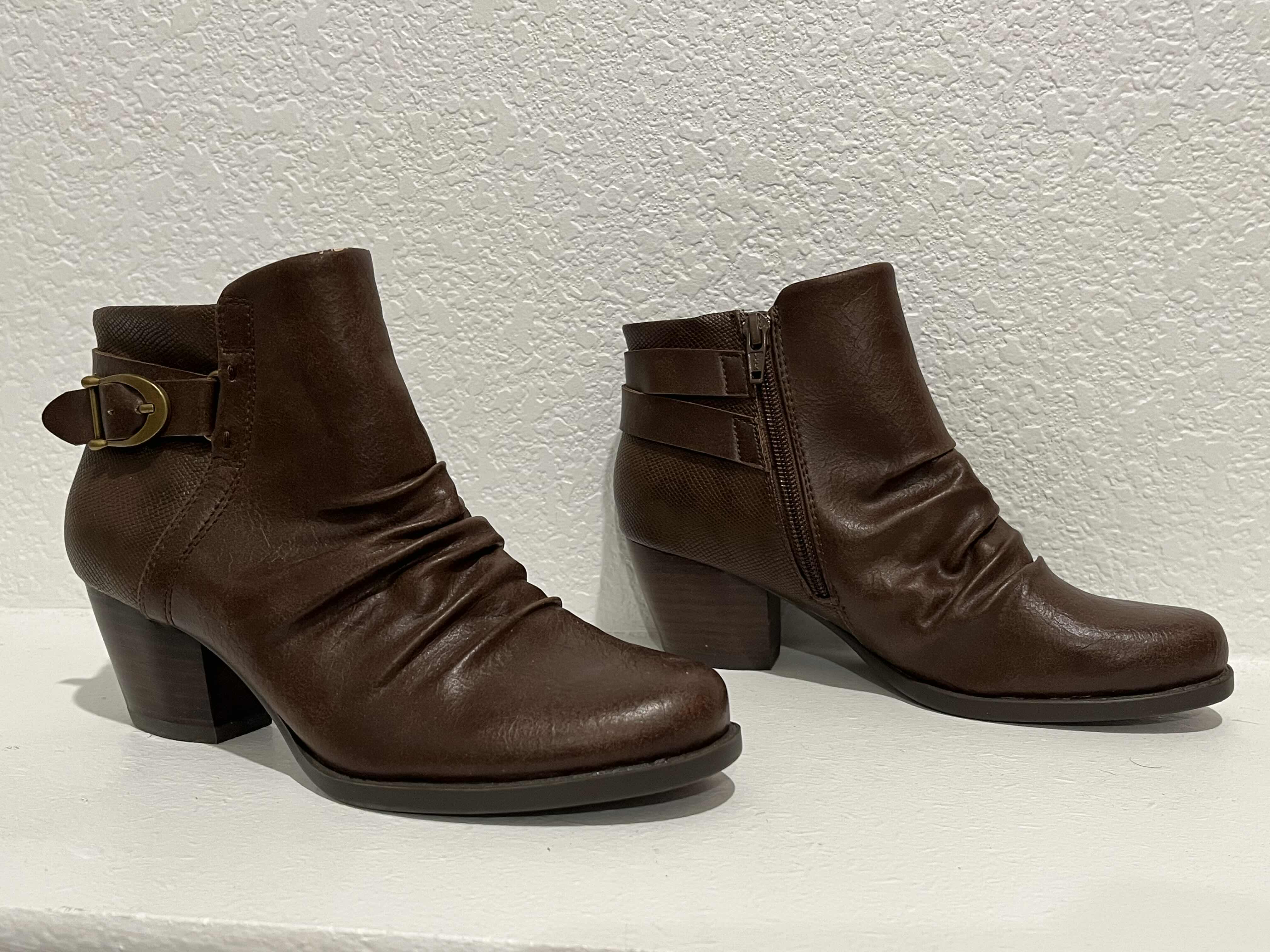 Photo 1 of BARETRAPS DARK BROWN LEATHER HEELED BOOTIES BOOTS WOMENS SIZE 6