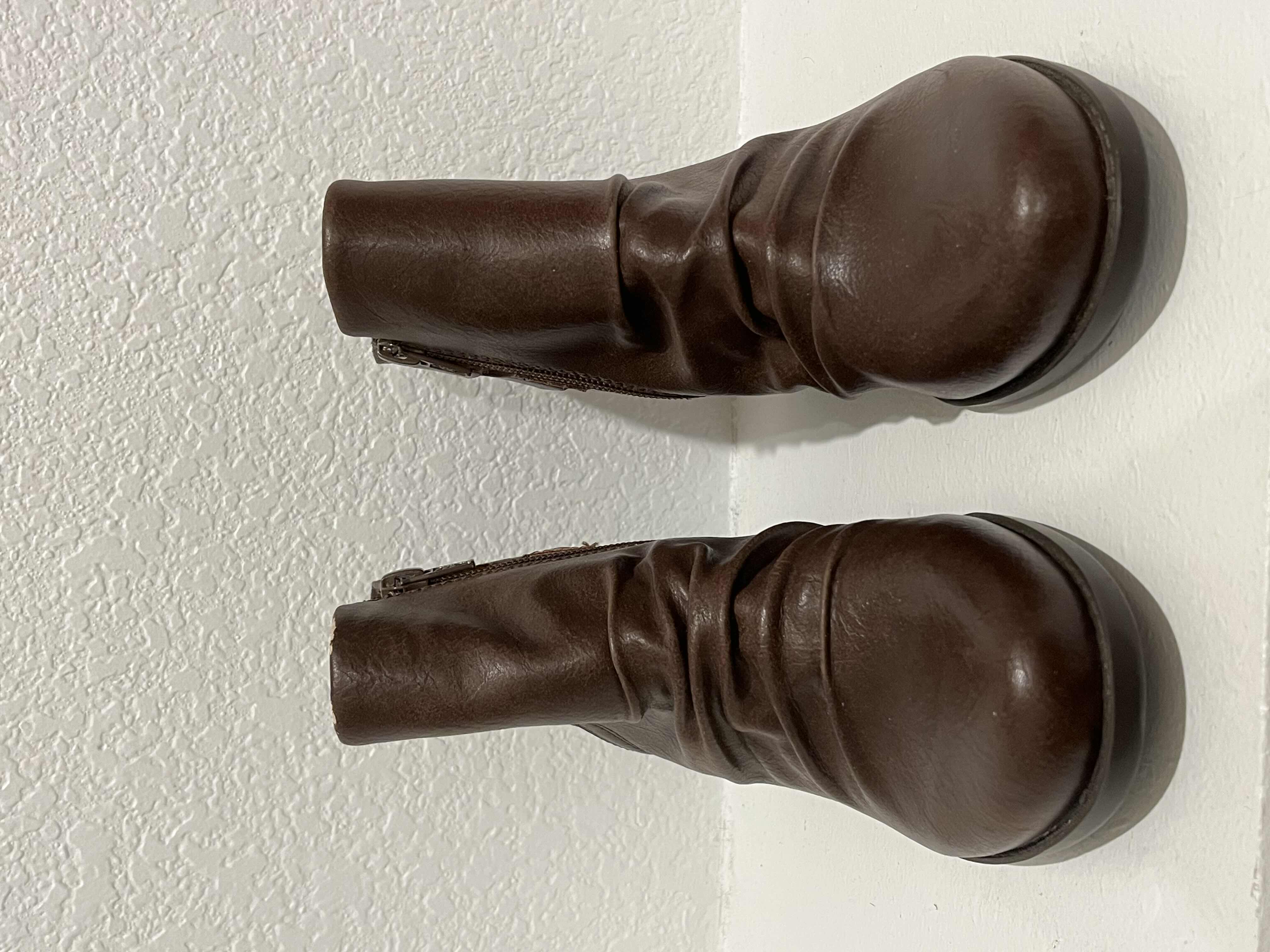 Photo 1 of BARETRAPS DARK BROWN LEATHER HEELED BOOTIES BOOTS WOMENS SIZE 6