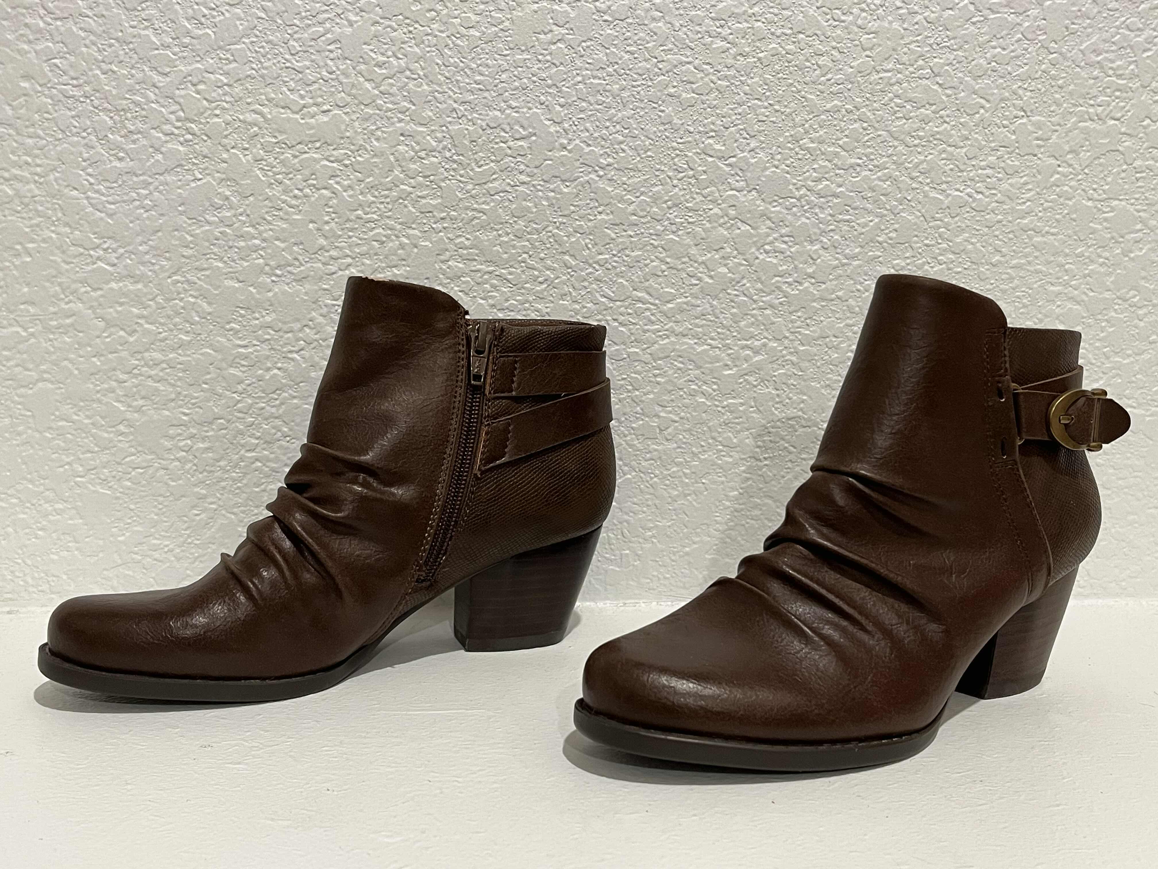 Photo 1 of BARETRAPS DARK BROWN LEATHER HEELED BOOTIES BOOTS WOMENS SIZE 6