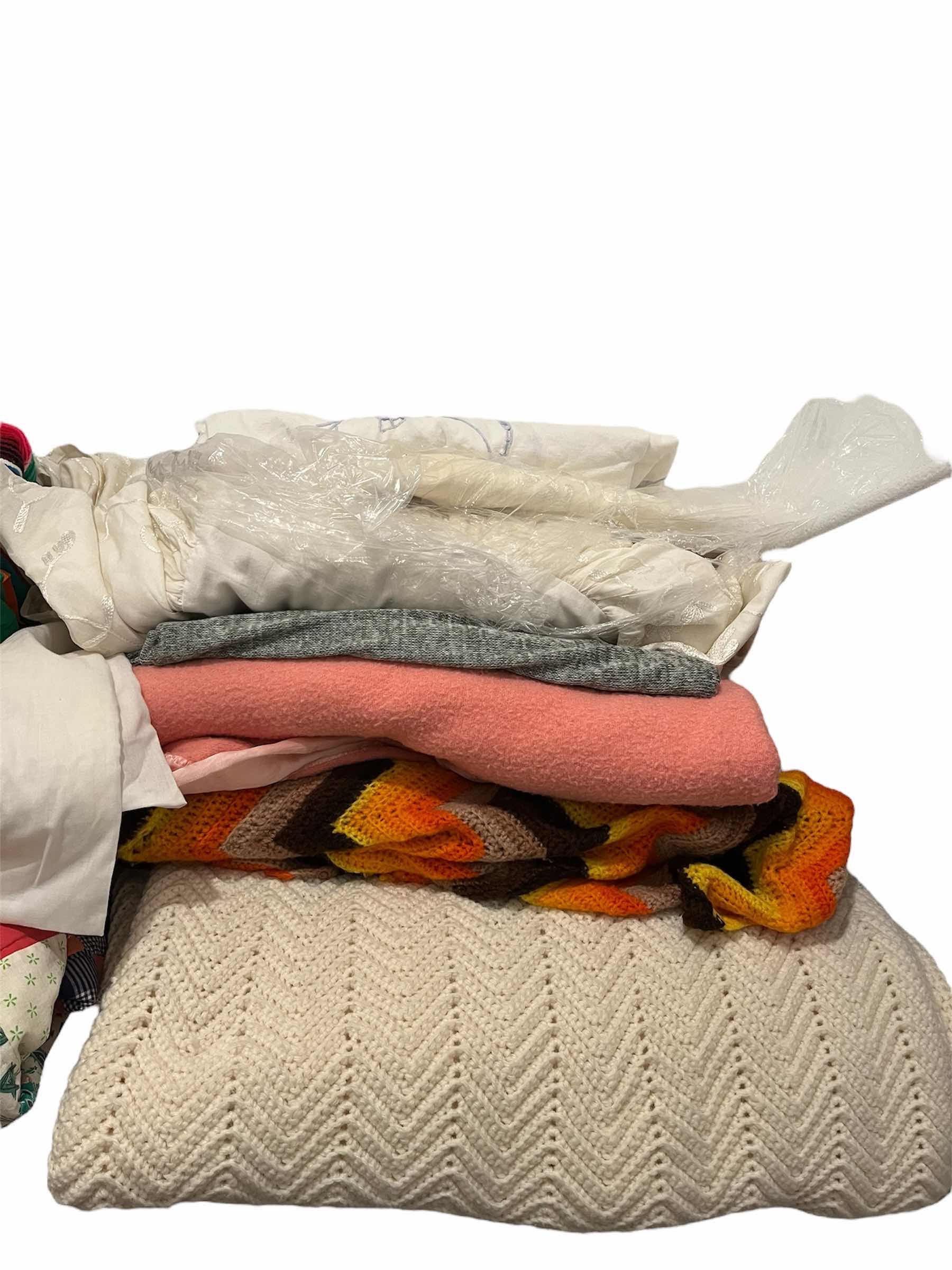 Photo 1 of VINTAGE QUILTS & THROW BLANKETS (10)