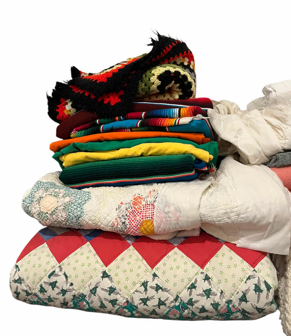 Photo 1 of VINTAGE QUILTS & THROW BLANKETS (10)