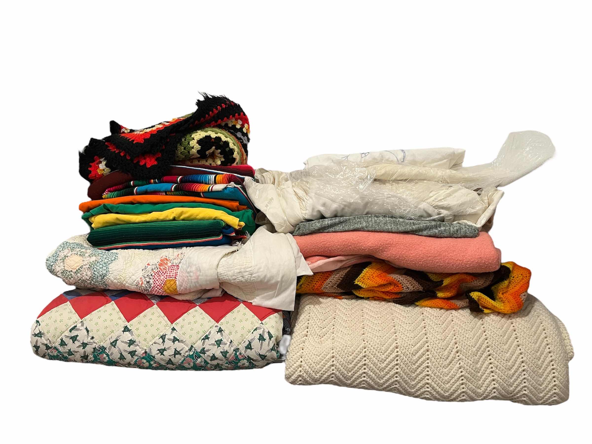 Photo 1 of VINTAGE QUILTS & THROW BLANKETS (10)