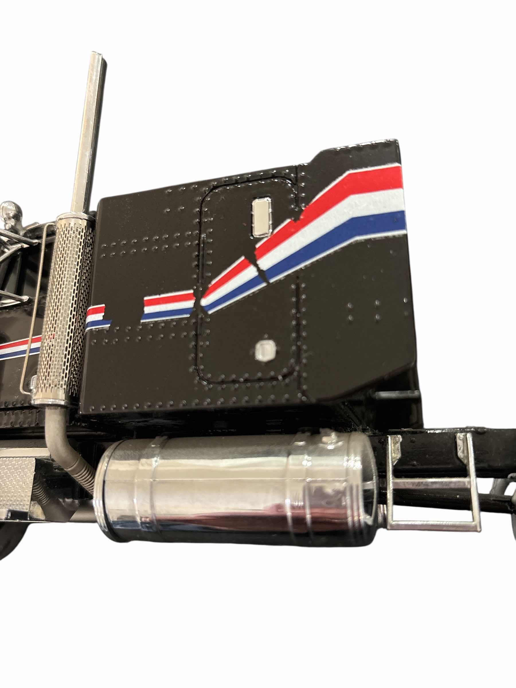 Photo 1 of VINTAGE THE FRANKLIN MINT 1:32 SCALE PRECISION DIE-CAST MODEL PETERBILT MODEL 379