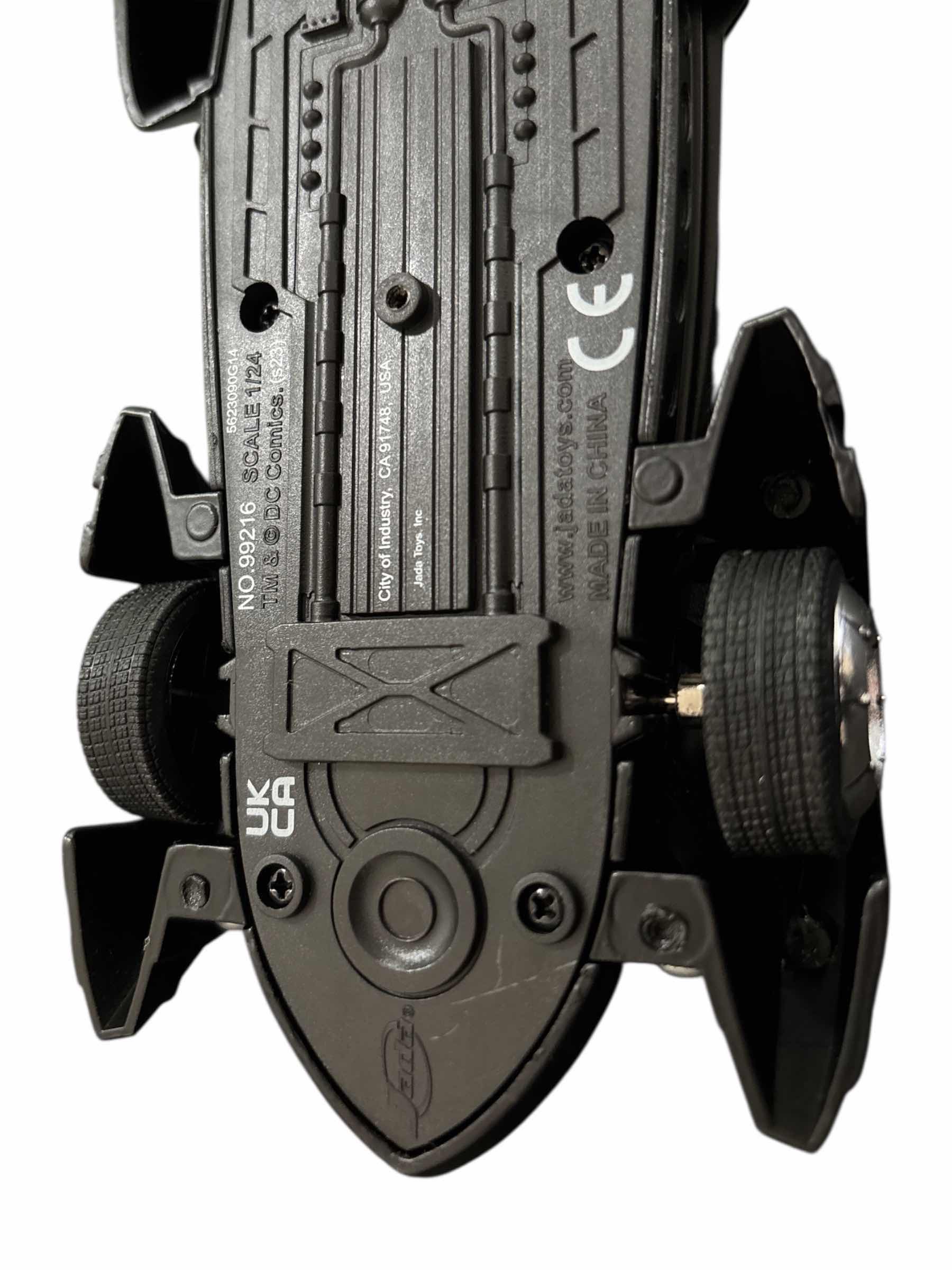 Photo 1 of JADA TOYS DC COMICS 1:24 SCALE BATMAN FOREVER BATMOBILE W 3” BATMAN FIGURINE