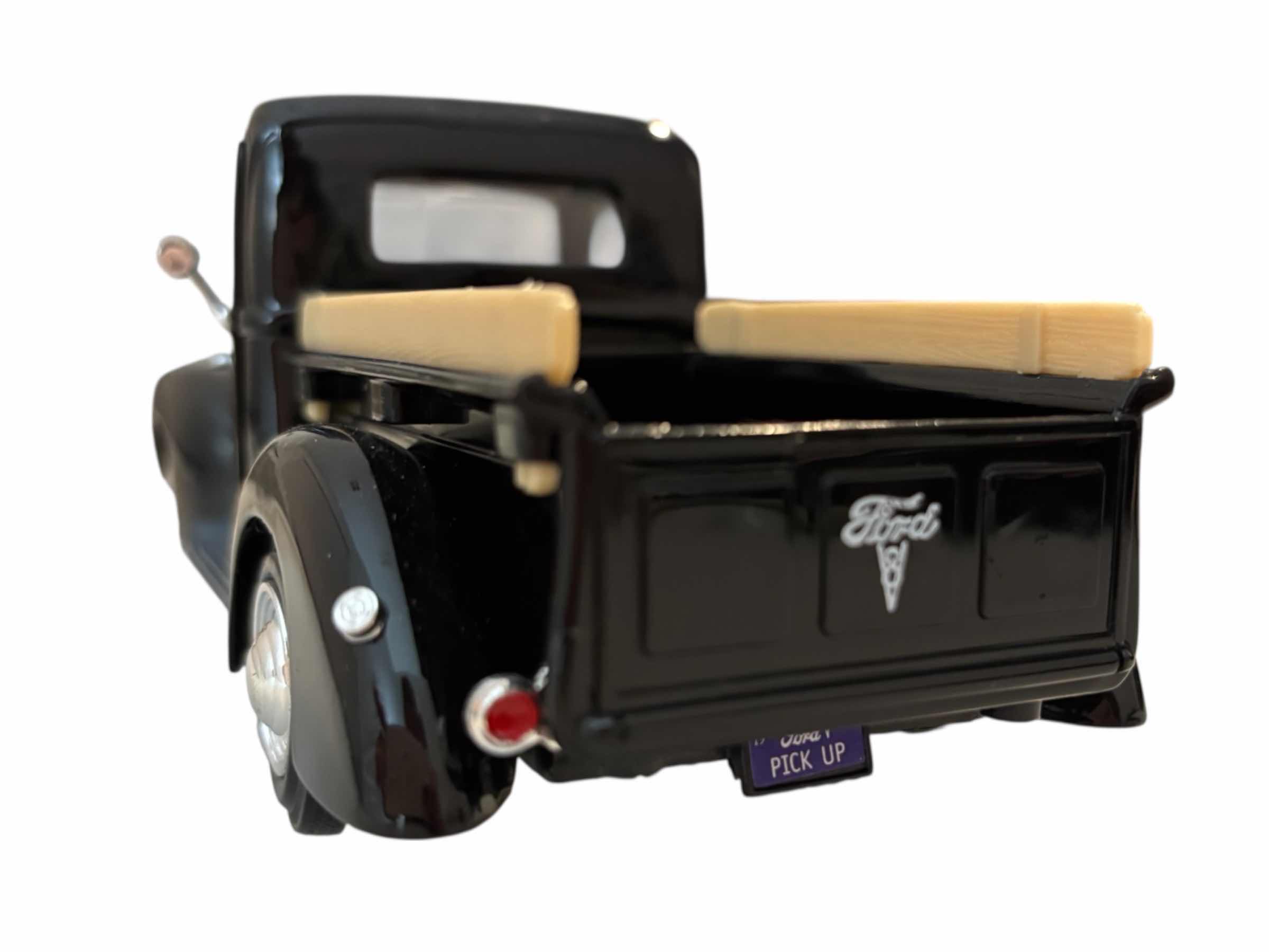 Photo 1 of MOTORMAX DIE-CAST MODEL 1940 FORD PICK UP SCALE 1:24