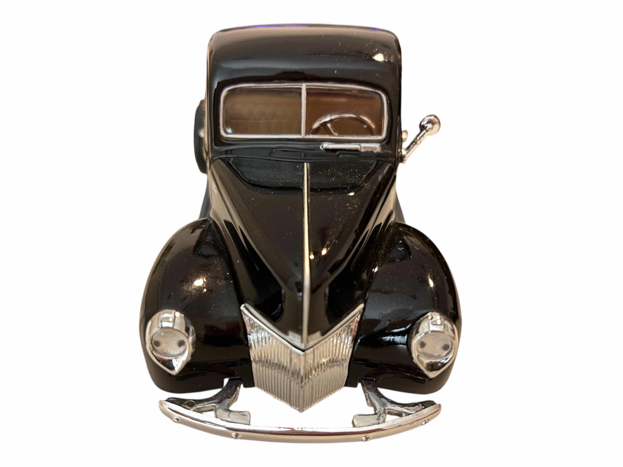 Photo 1 of MOTORMAX DIE-CAST MODEL 1940 FORD PICK UP SCALE 1:24