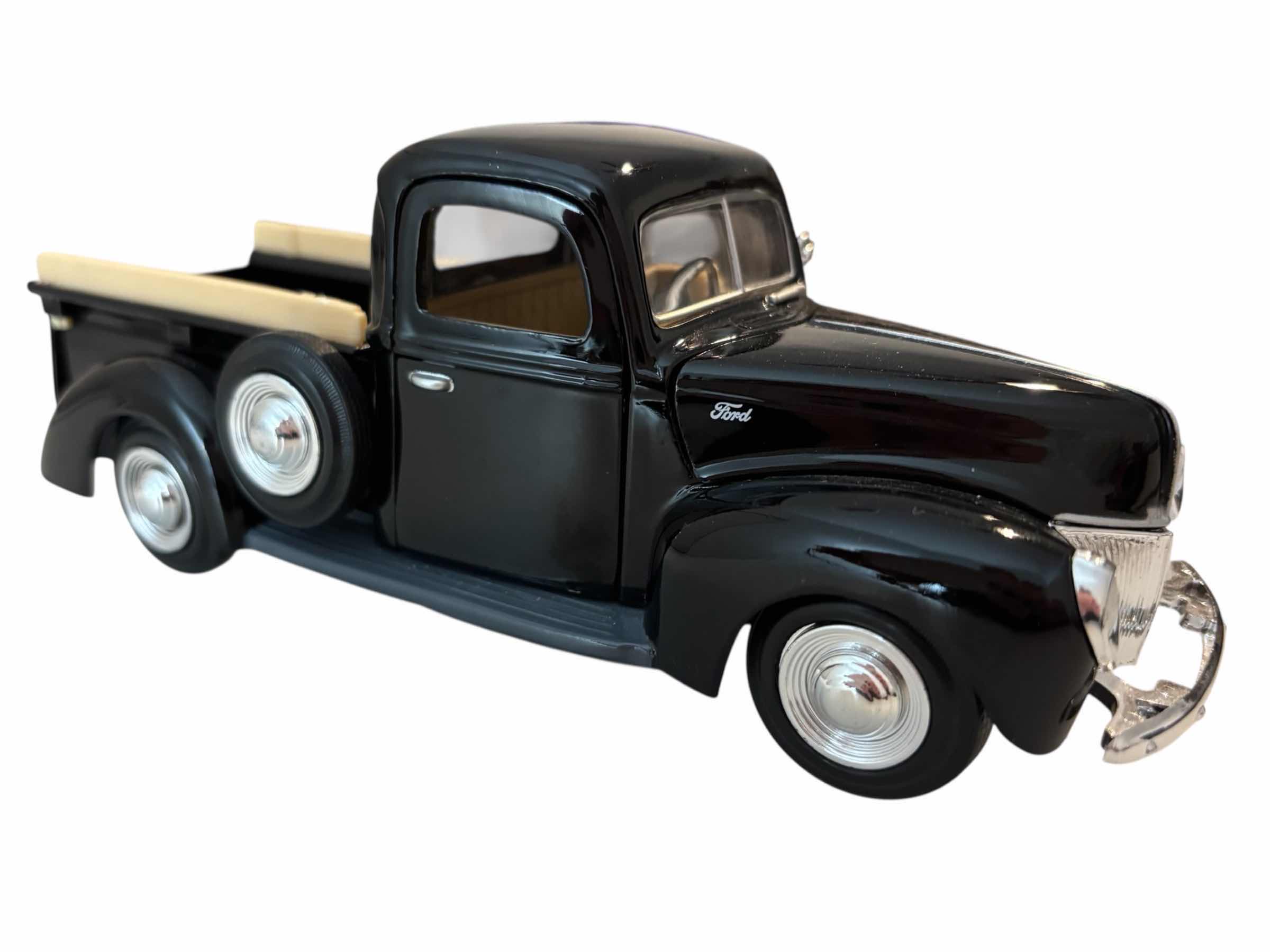 Photo 1 of MOTORMAX DIE-CAST MODEL 1940 FORD PICK UP SCALE 1:24