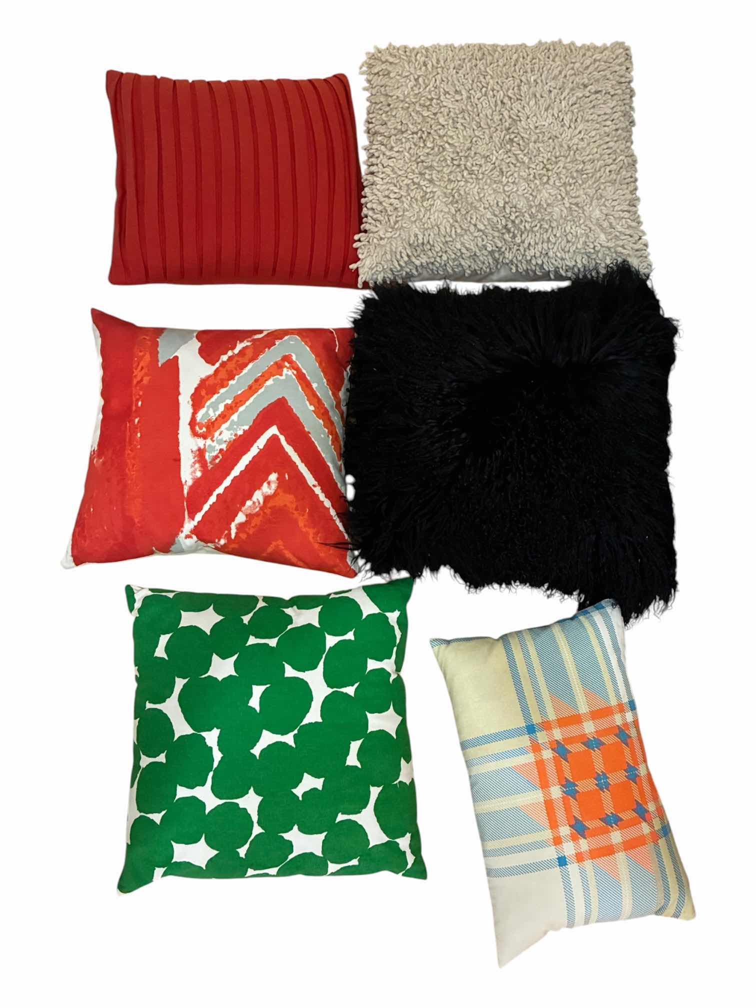 Photo 1 of THROW PILLOWS VINTAGE & MODERN DESIGN (6)