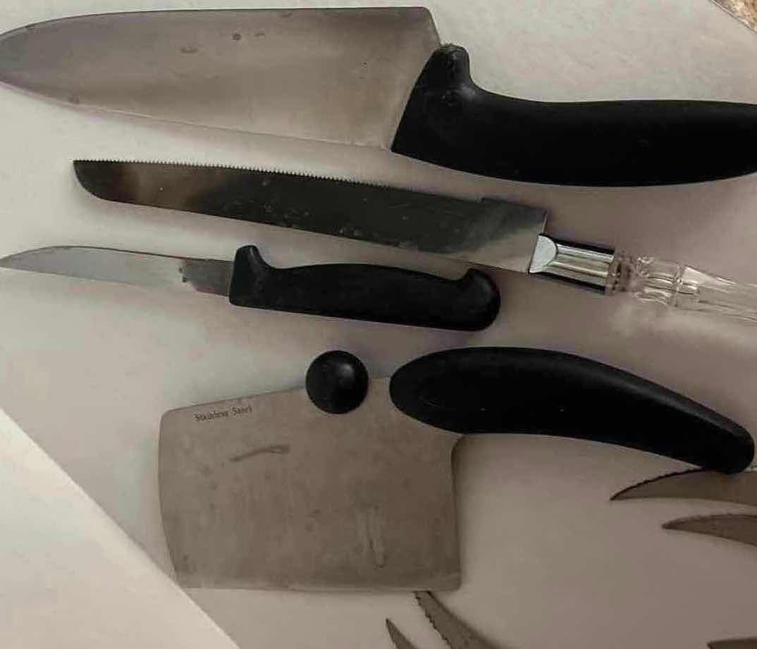 Photo 3 of 16-BLACK HANDLED KNIVES