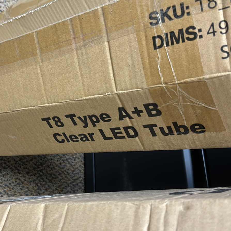 Photo 2 of 4' LED TUBE LIGHTS