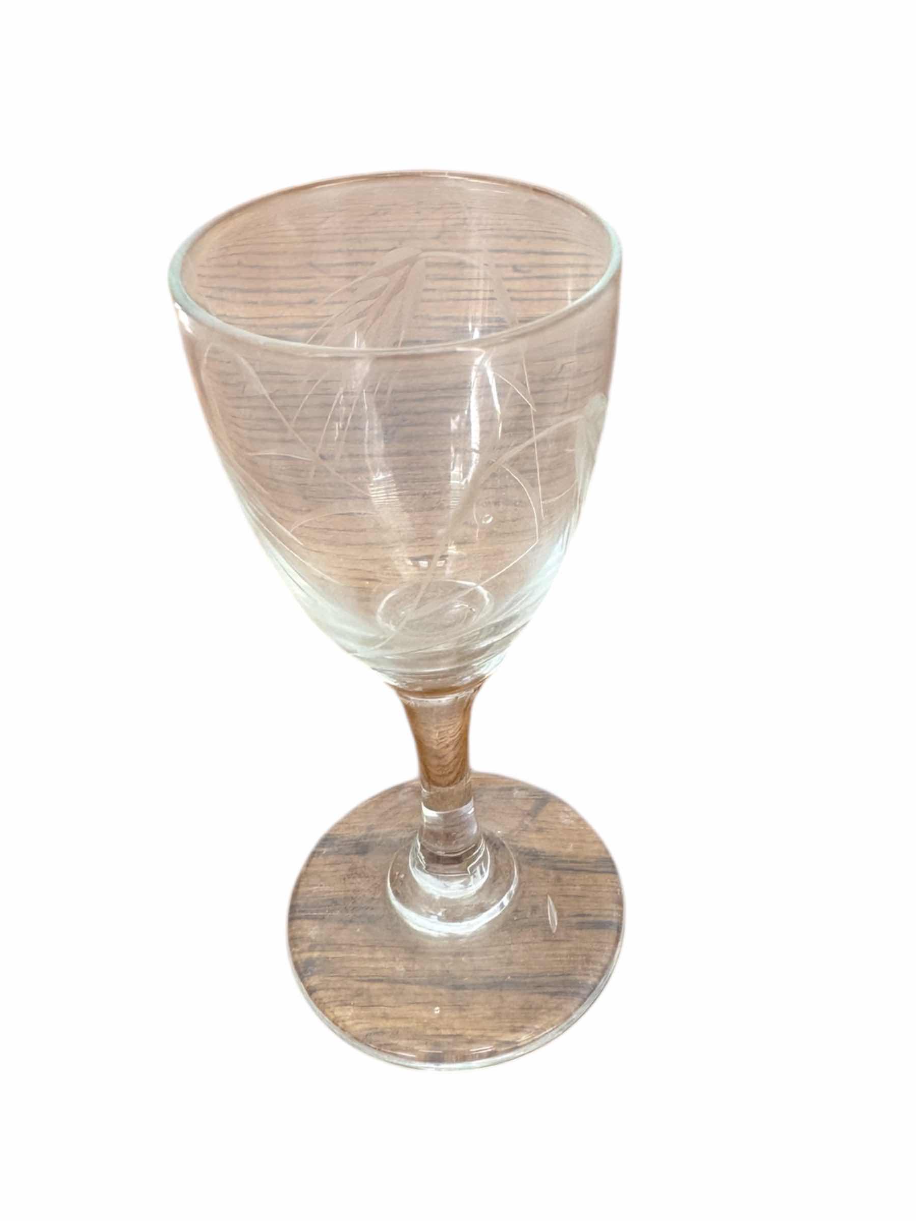 Photo 1 of 49
12- VINTAGE SASAKI MINIATURE SHOT GLASSES ETCHED CRYSTAL CUT WHEAT

D1.5” X H3”