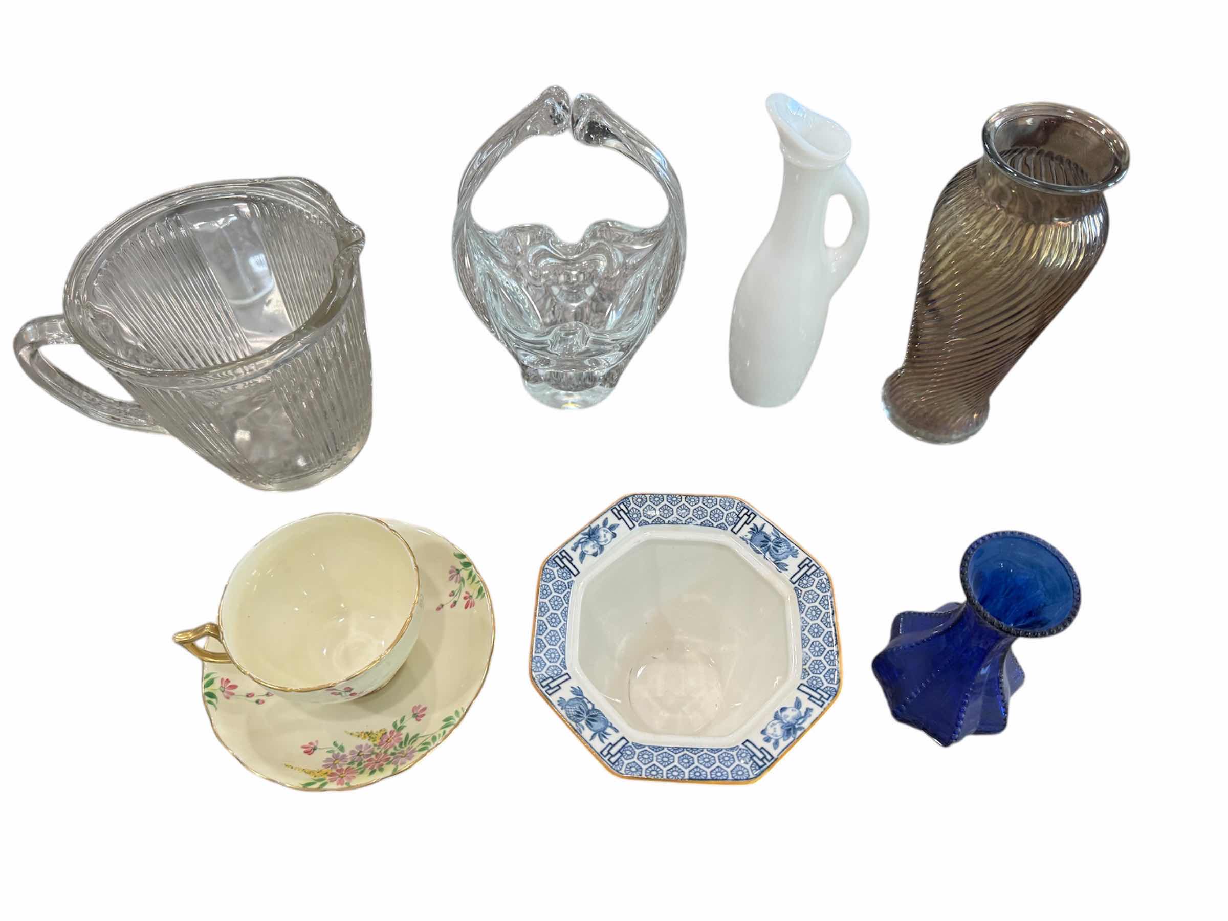 Photo 1 of 140
ASSORTED VINTAGE ANTIQUE HOME DECOR, VASES, BOWLS, SERVING PLATE, CHINA, SMALL GLASS PITCHER, AMBER DEPRESSION GLASS,13 ITEMS

FRUIT BOWL 
D12” X H4”
