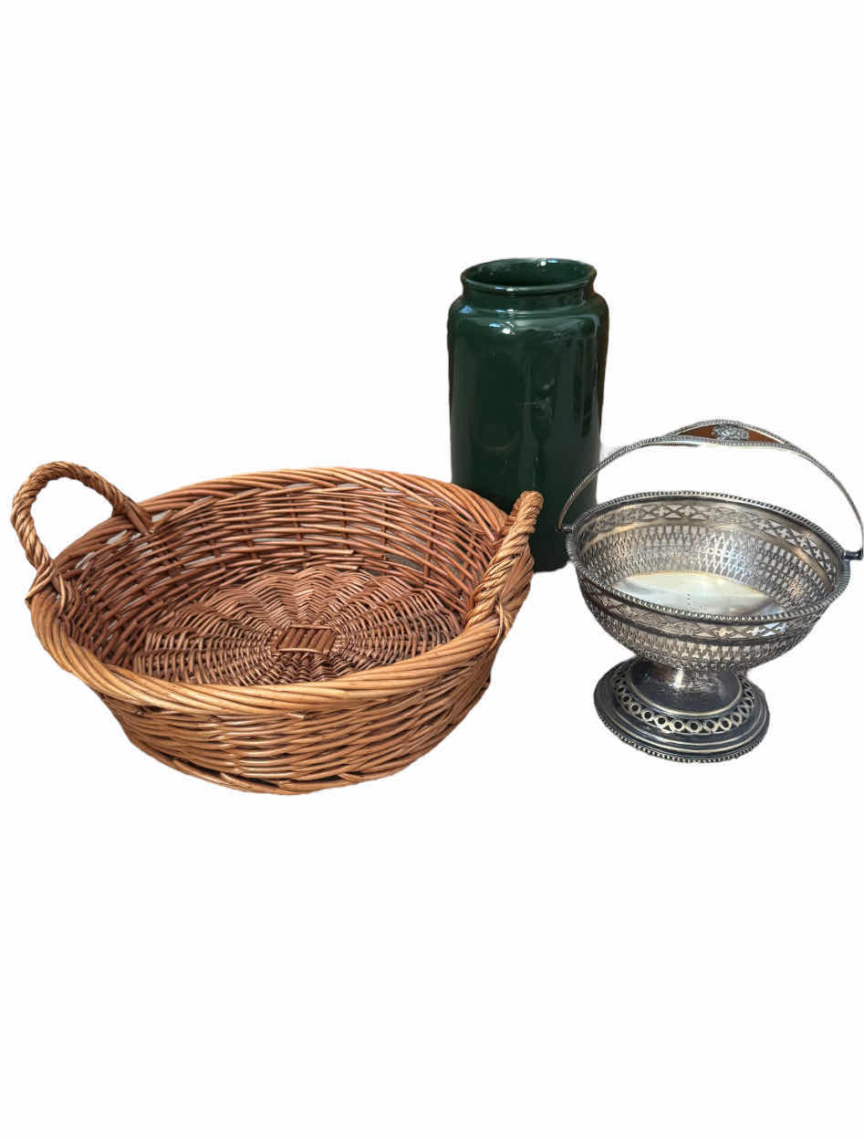 Photo 1 of 120
ASSORTED HOME DECOR, HOME ESSENTIALS, FLOWER VASE, BASKET, DIAMOND SHAPED PAPER WEIGHT, SMALL BRASS VASE, SMALL WOODEN JEWELRY BOXES, SMALL CANDLE HOLDER WITH CANDLES, SILVER-PLATED BASKET, AND BOWL 

BASKET
D11” X H5”