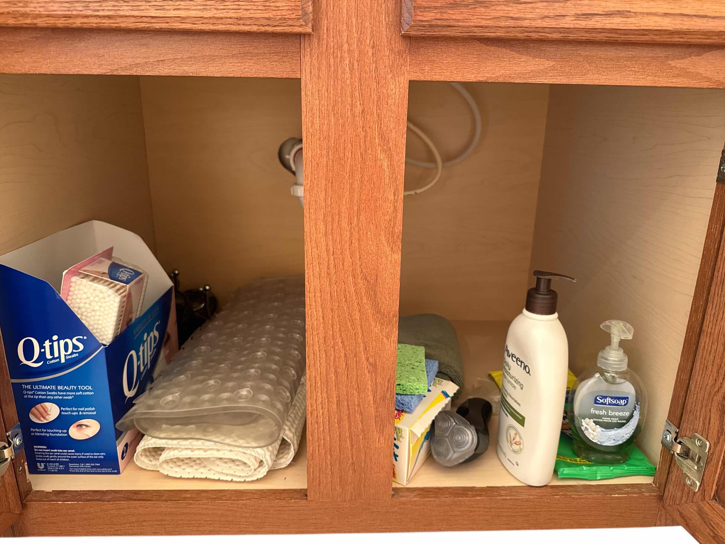 Photo 1 of CONTENTS OF BATHROOM CABINETS AND DRAWERS