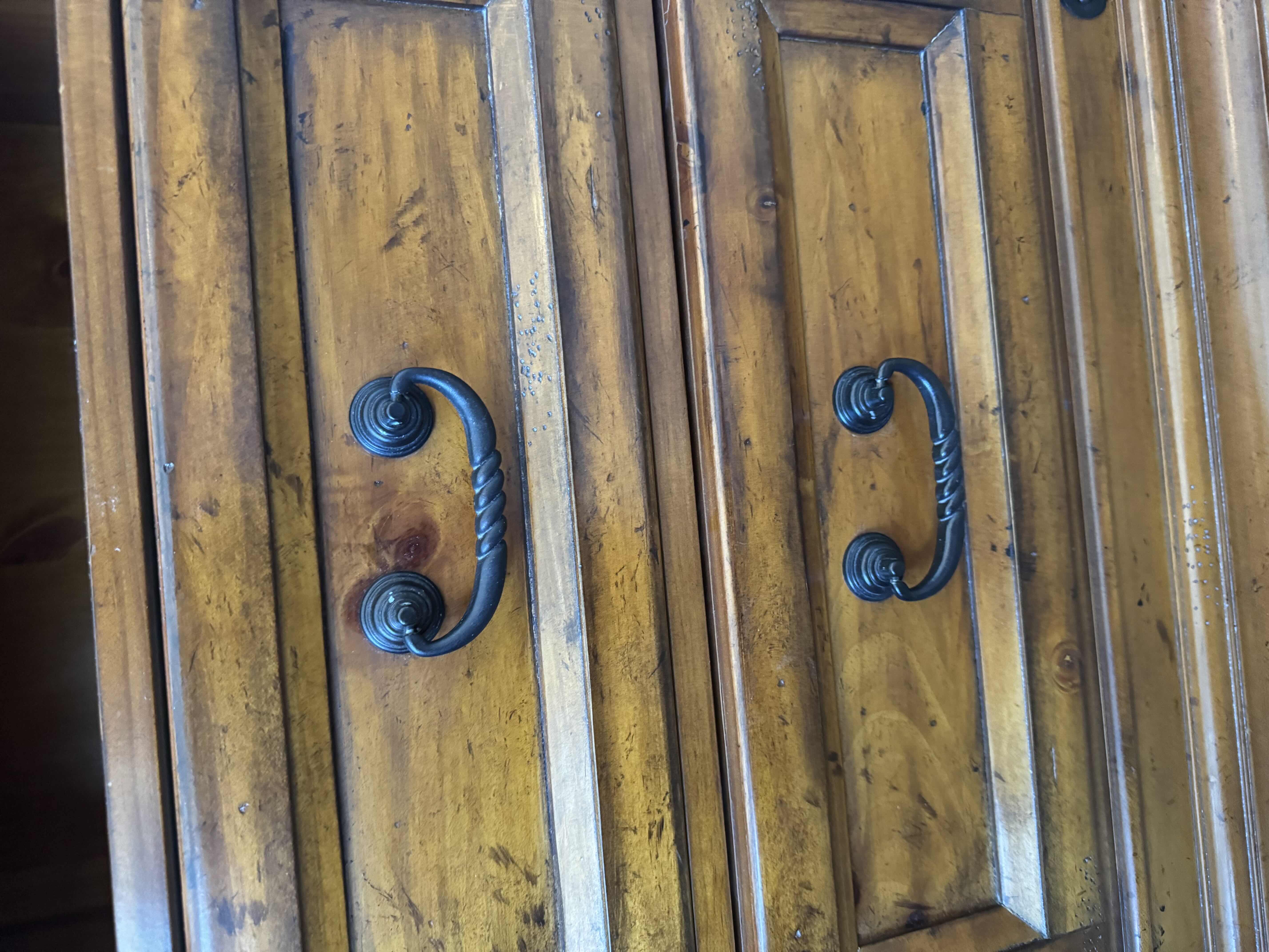Photo 1 of 500
VINTAGE OAKWOOD 4 DRAWER DRESSER, HOME FURNITURE, HOME ESSENTIALS.

20” X 54.5” X H36”