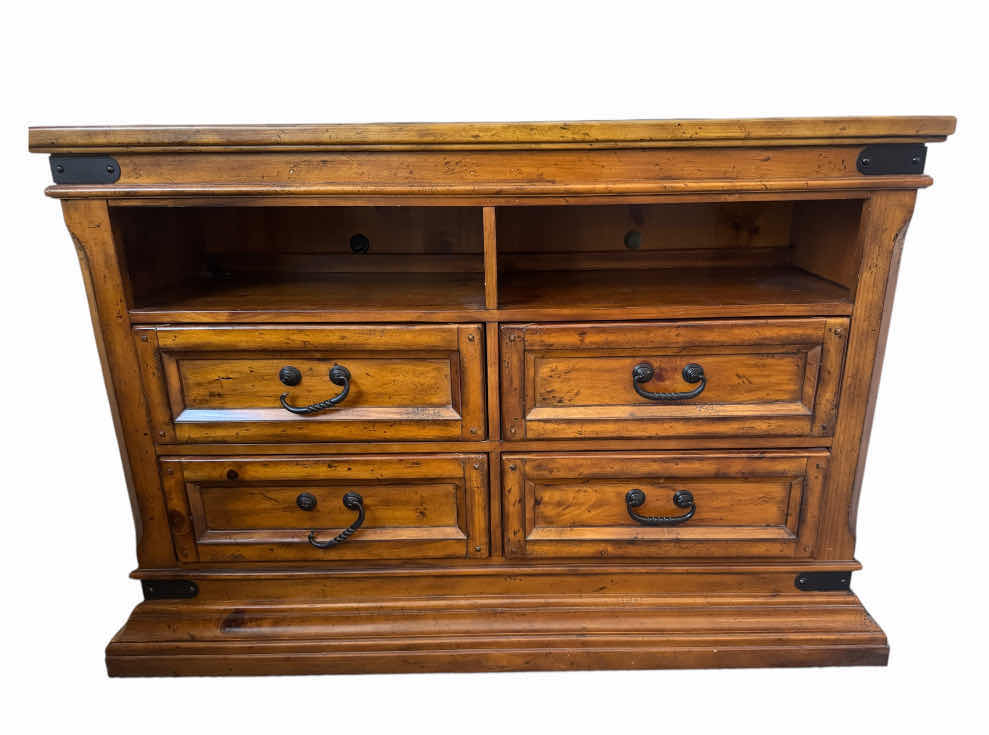 Photo 1 of 500
VINTAGE OAKWOOD 4 DRAWER DRESSER, HOME FURNITURE, HOME ESSENTIALS.
20” X 54.5” X H36”