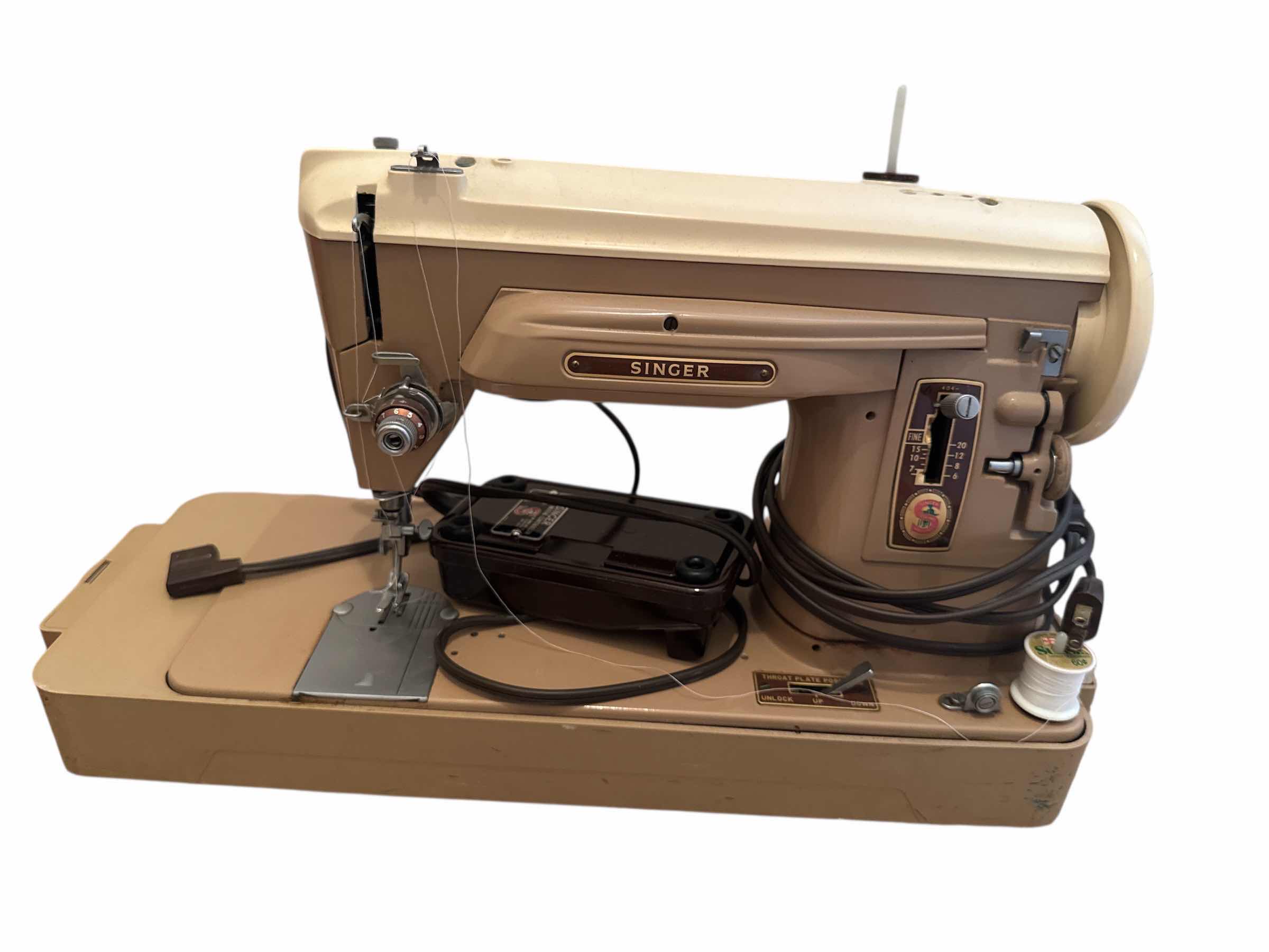 Photo 1 of SINGER SEWING MACHINE