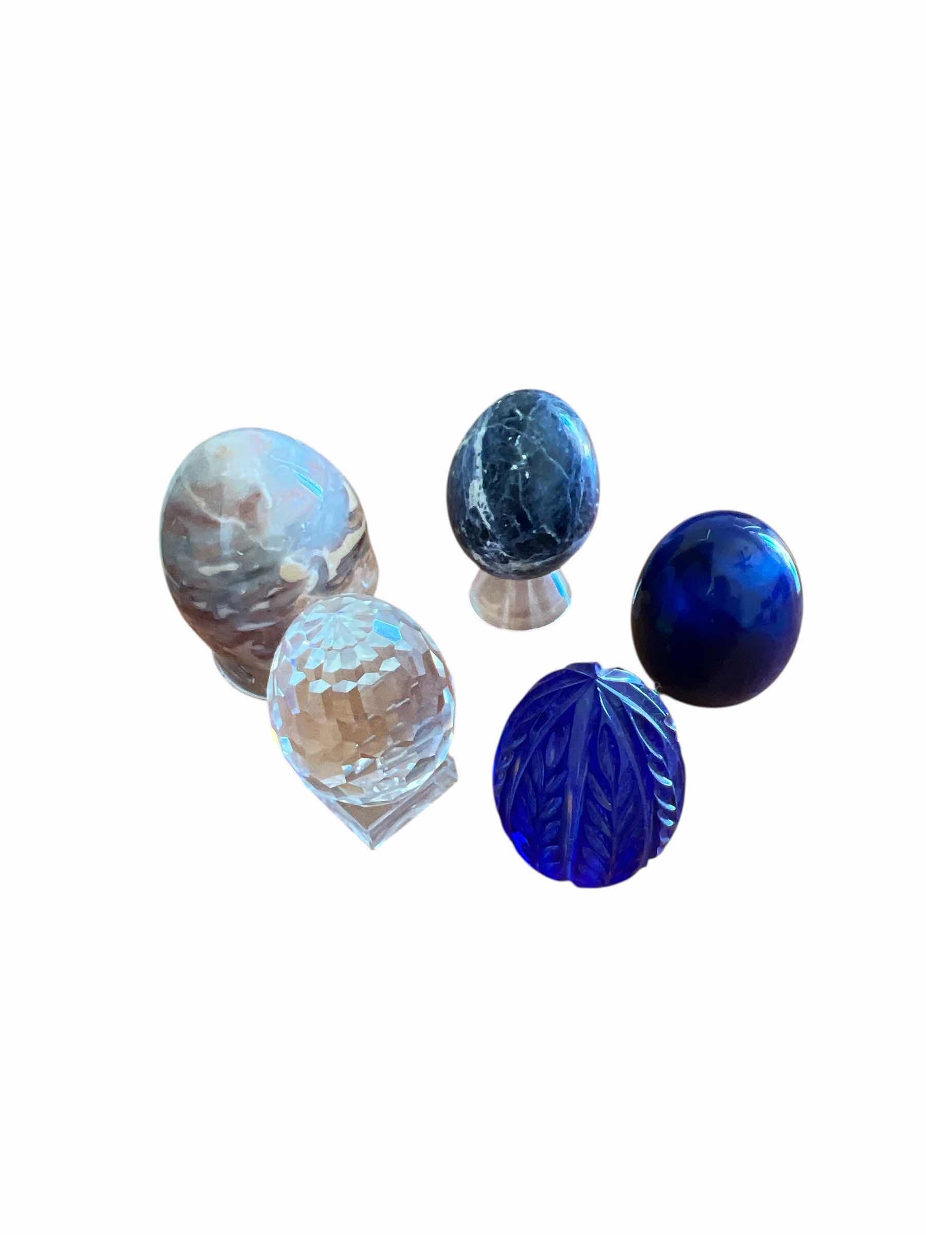 Photo 1 of LOT OF 5 DECORATIVE EGGS - MARBLE, GLASS AND FACETED GLASS - SOME WITH STANDS