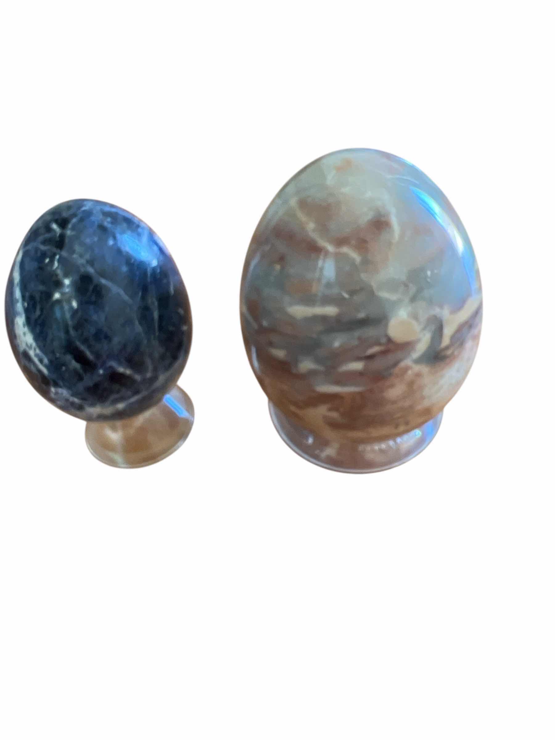 Photo 1 of LOT OF 5 DECORATIVE EGGS - MARBLE, GLASS AND FACETED GLASS - SOME WITH STANDS